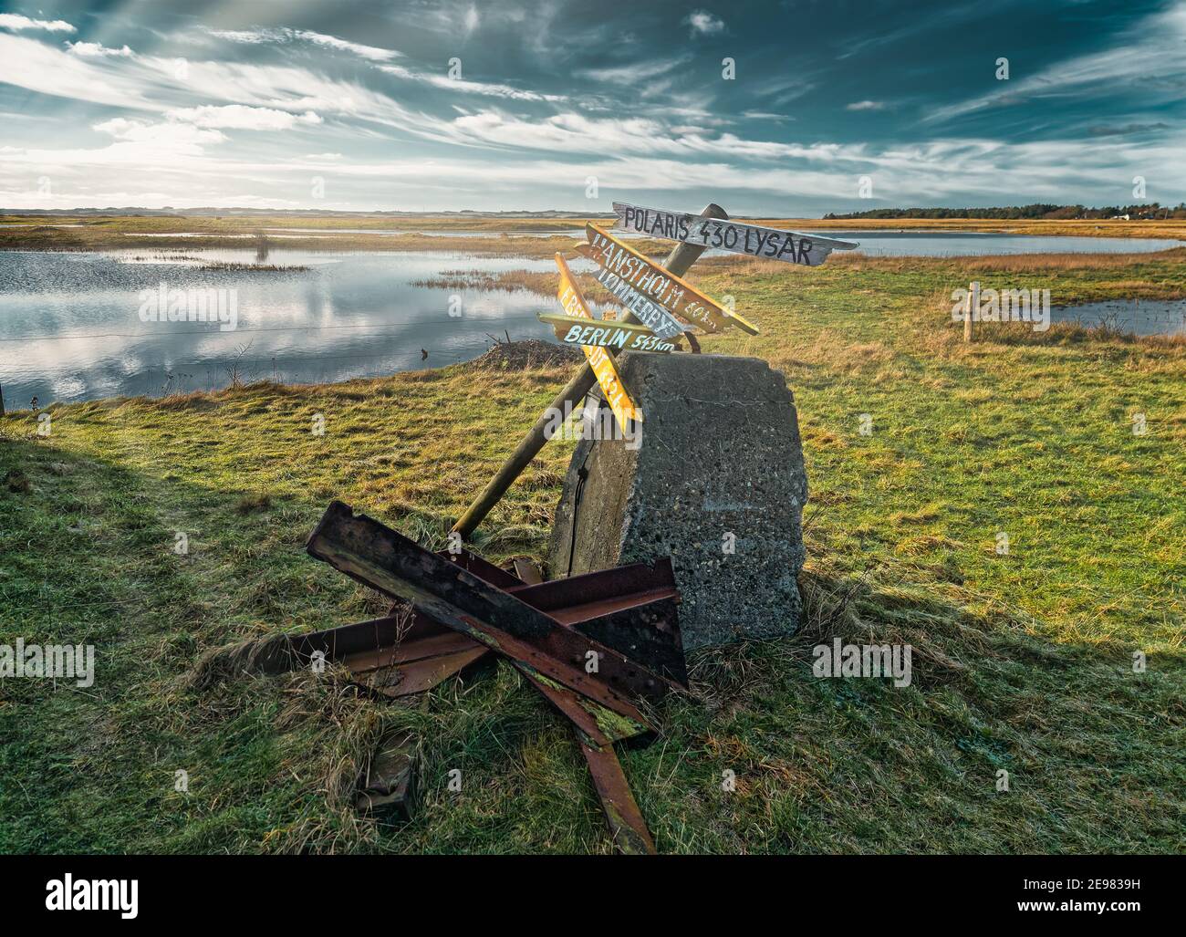 Panneaux près des bunkers à Oddesund à un fjord dans Danemark rural Banque D'Images