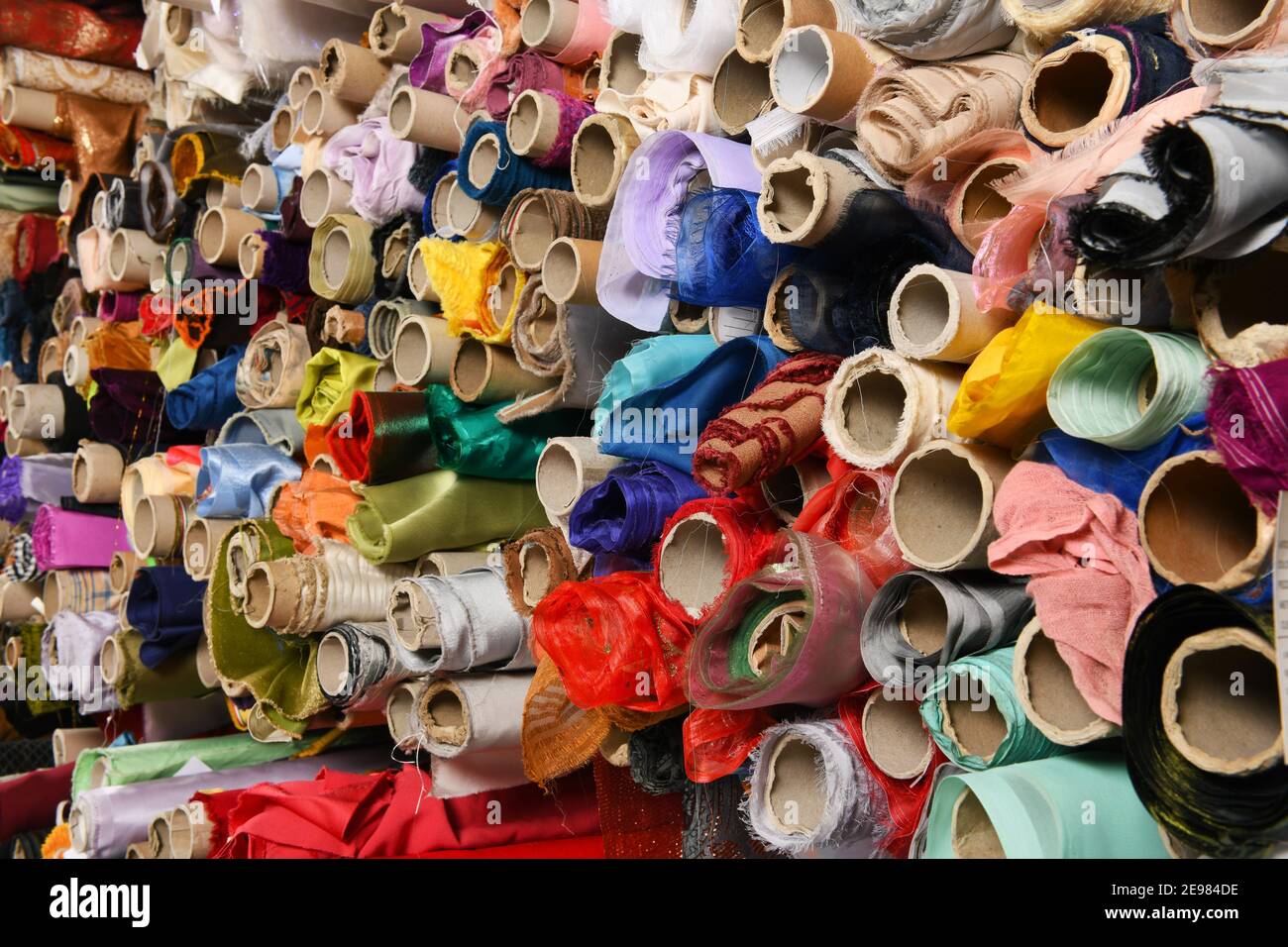 Fond plein cadre de la collection de rouleaux de tissu assortis stocké dans la boutique créative Banque D'Images