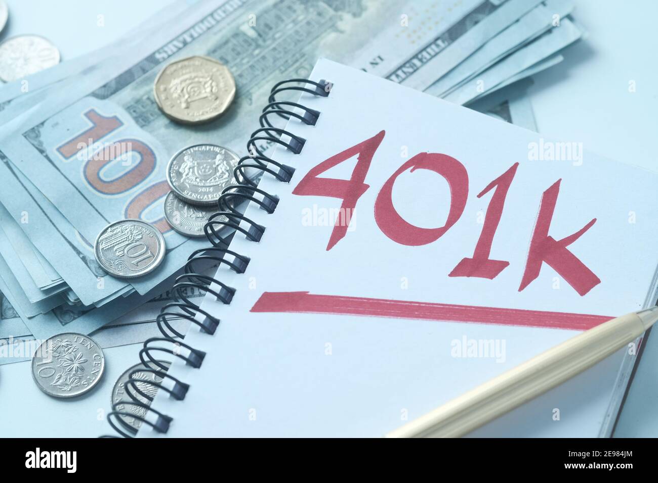 Bloc-notes avec le mot 401k sur fond blanc, gros plan , Banque D'Images