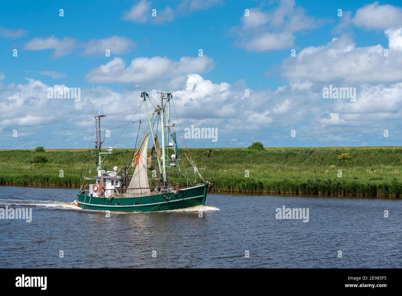 Bateau à crevettes dans le Leyhoerner-Sieltief, Greetsiel, Basse-Saxe, Allemagne, Europe Banque D'Images