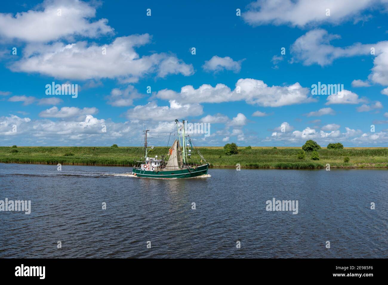 Bateau à crevettes dans le Leyhoerner-Sieltief, Greetsiel, Basse-Saxe, Allemagne, Europe Banque D'Images