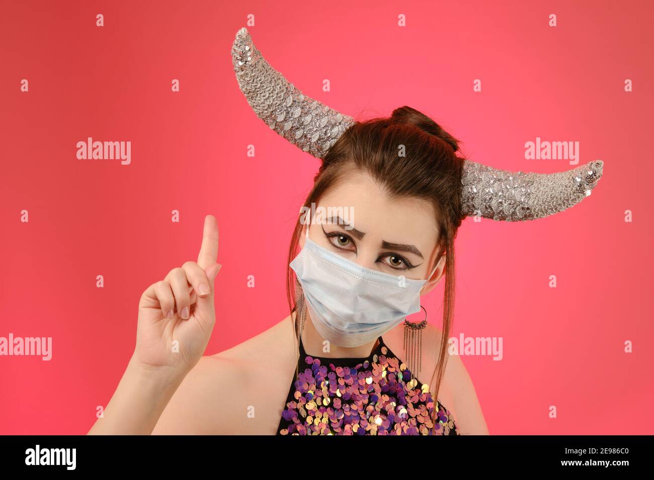 Ale beads Sharpen Signe Taurus Zodiac. Astrologie et horoscope concept, belle femme avec masque médical, cornes et maquillage créatif sur fond rouge Photo Stock - Alamy Ale beads Sharpen Signe Taurus Zodiac. Astrologie et horoscope concept, belle femme avec masque médical, cornes et maquillage créatif sur fond rouge Photo Stock - Alamy