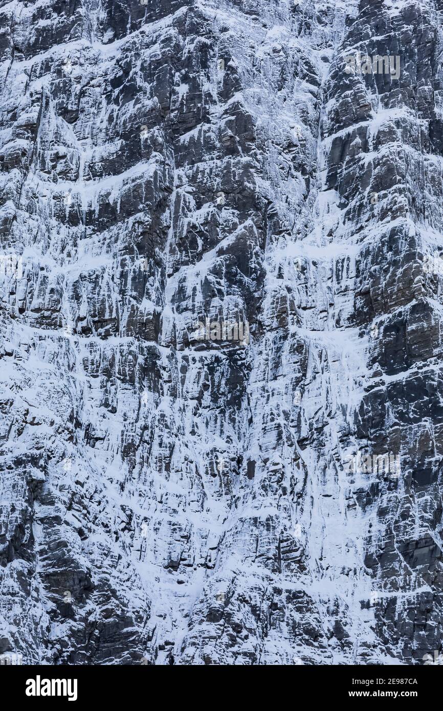 La face abrupte et enneigée de Floe Peak, dans le parc national Kootenay, dans les Rocheuses canadiennes, en Colombie-Britannique, au Canada Banque D'Images