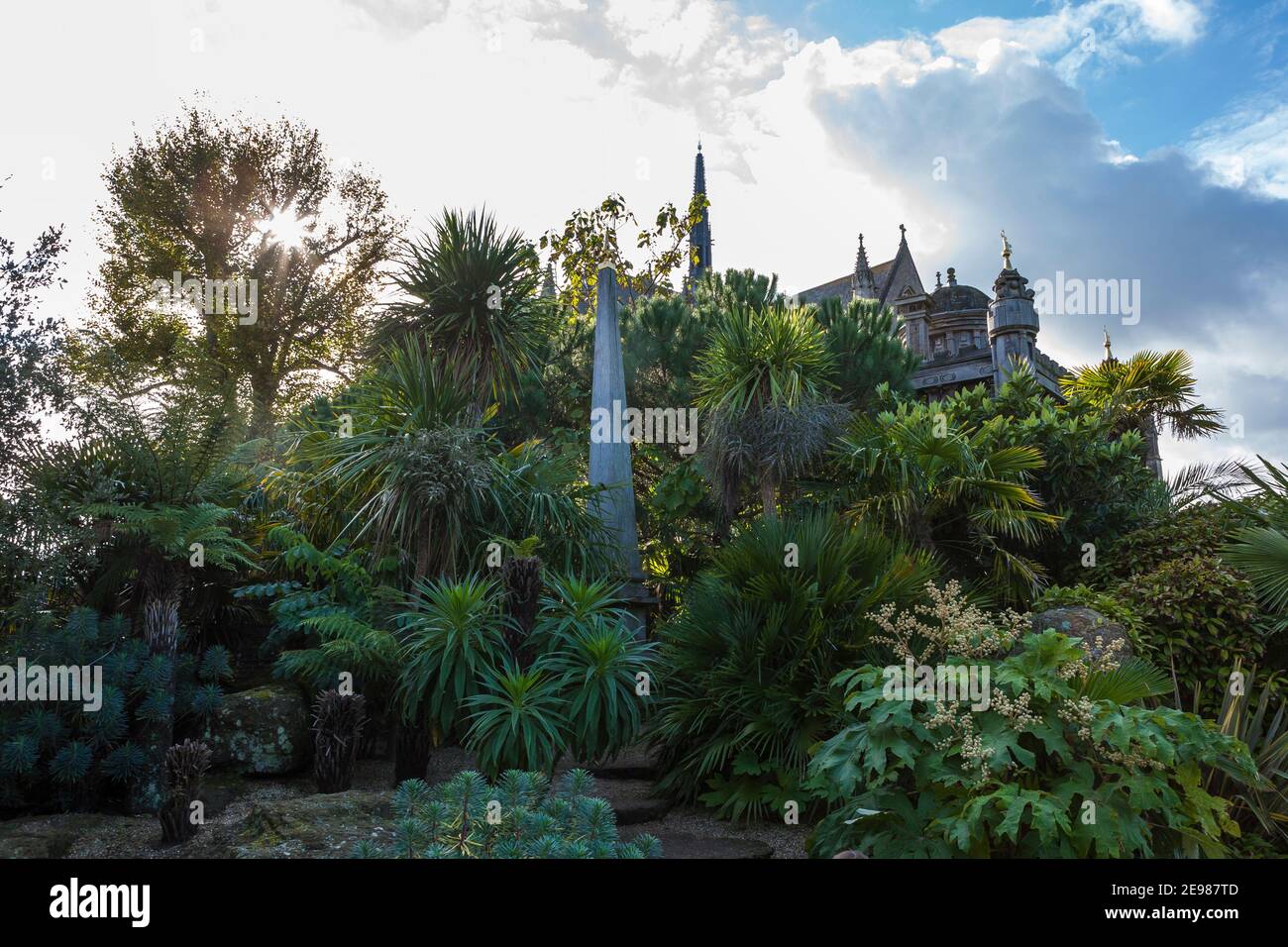 Des plantes tropicales exotiques obscurcissent en partie le palais Oberon, une structure de fantaisie basée sur le design d’Inigo Jones : Arundel Castle Garden, West Sussex, Angleterre Banque D'Images