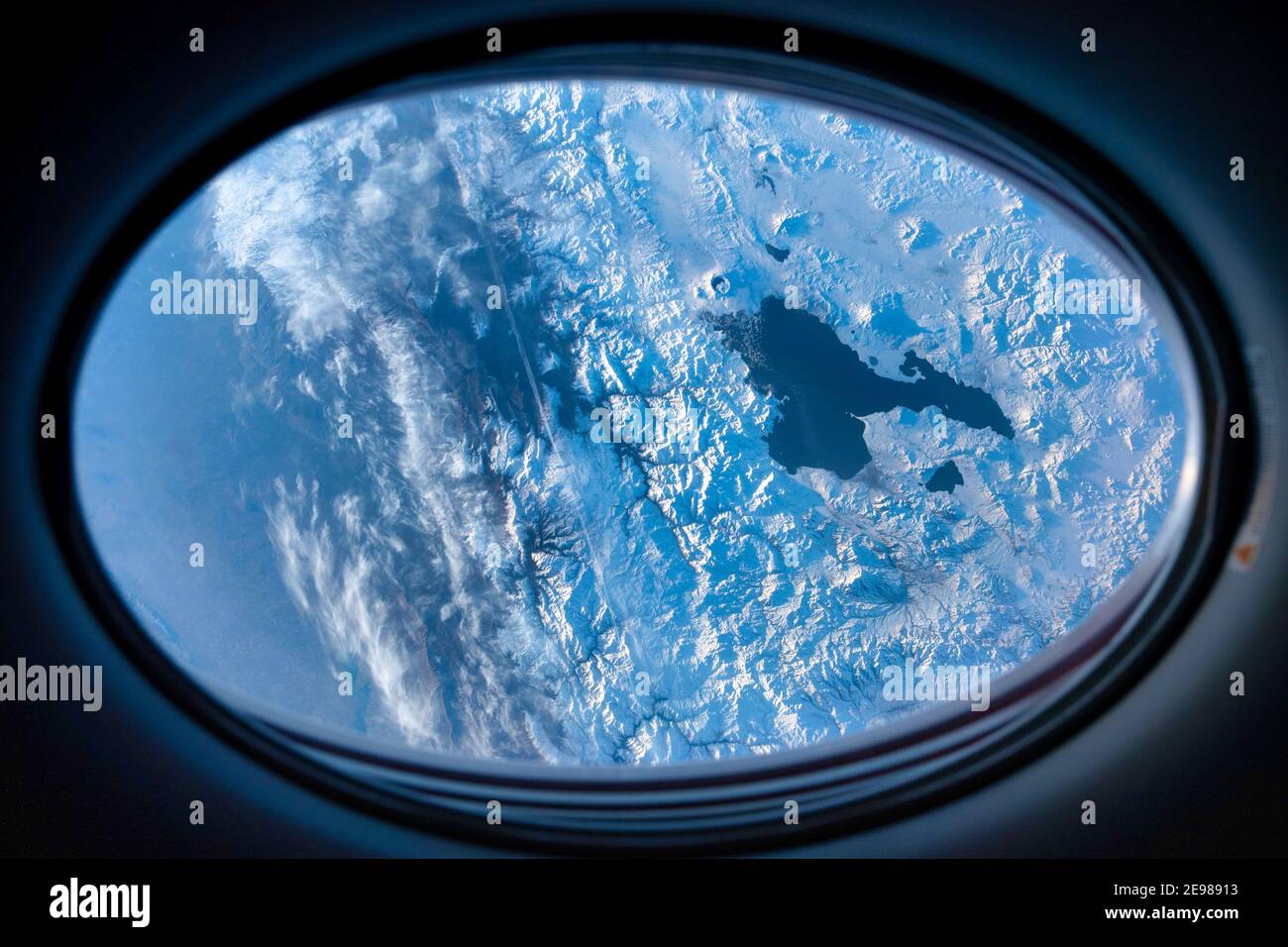 Croûte terrestre encadrée dans la fenêtre de l'ISS. Amélioration numérique. Éléments de cette image fournis par la NASA Banque D'Images