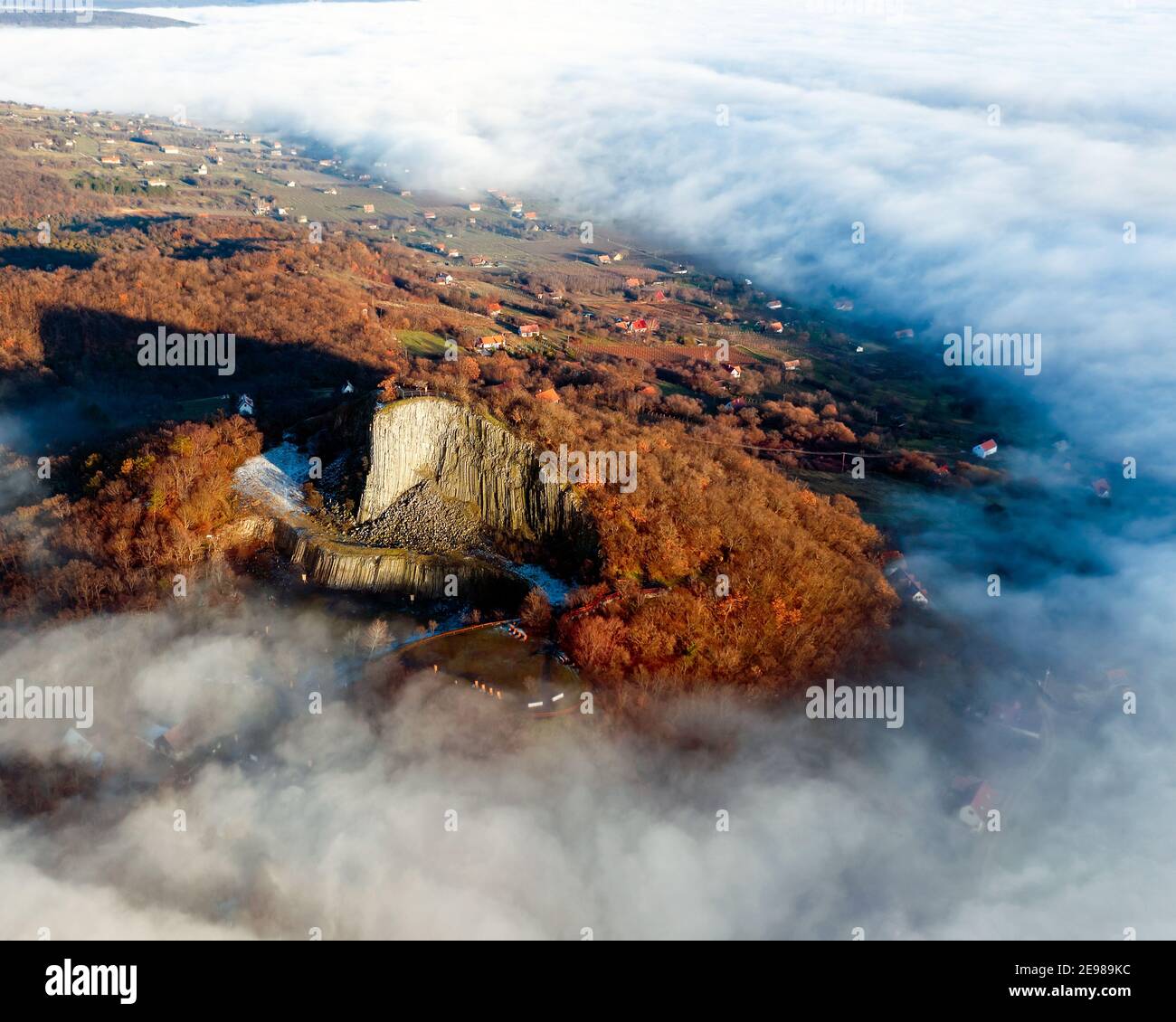 Un excellent format géologique avec brouillard. Les colonnes de basalte s'affichent dans la partie supérieure de la région de Balaton en Hongrie. Le nom hongrois est Hegyesstu. Banque D'Images