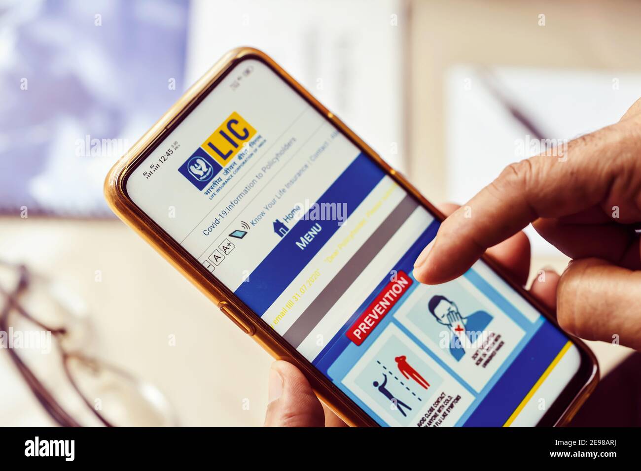 Bengale-Occidental, Inde, 28 janvier 2021 : logo Lic sur image de stock d'écran mobile. Personne ouvrant le site Web de la Société d'assurance-vie de l'Inde sur son téléphone. Banque D'Images