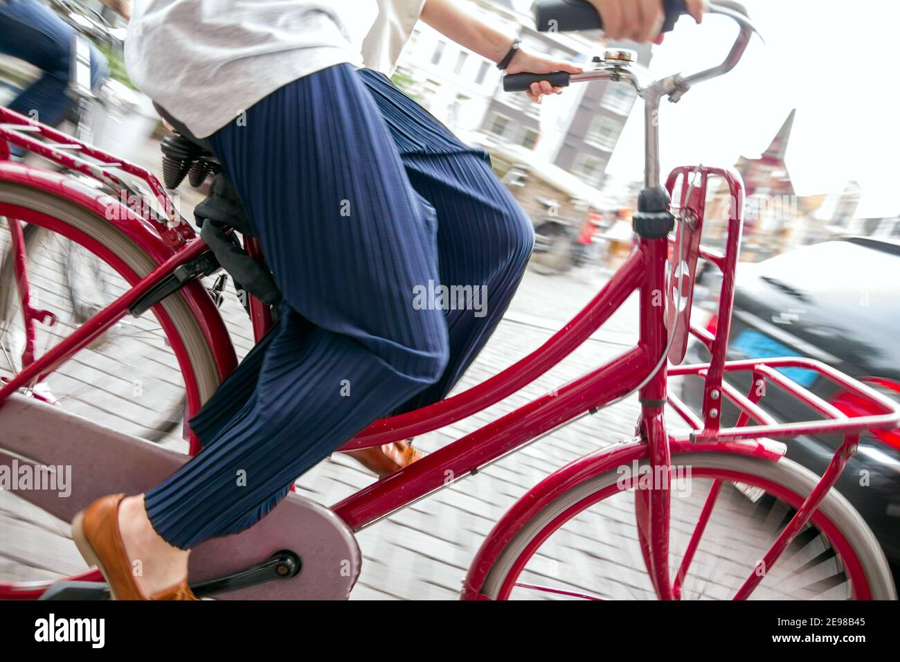 Conducteur de vélo néerlandais à Amsterdam/pays-Bas, vélo avec flou de  mouvement. Le transport urbain, le tourisme et le concept de mode de vie  environnemental Photo Stock - Alamy