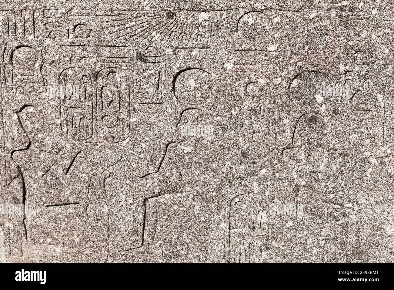 Alexandrie, Égypte. Mur en pierre avec hiéroglyphes égyptiens aux intempéries. Site historique de Pompeys Pillar Banque D'Images