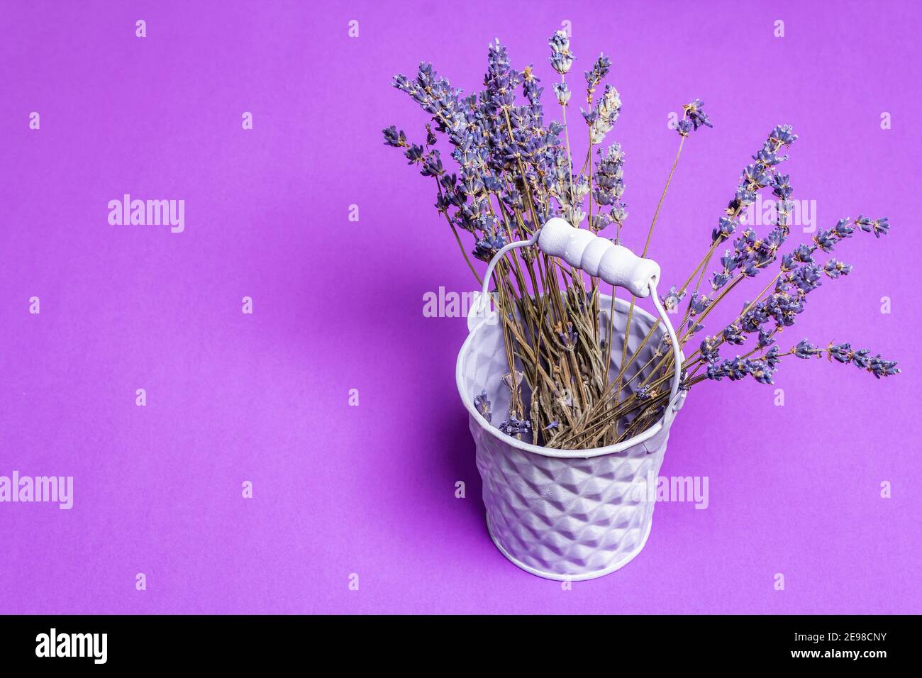 Bouquet de fleurs de lavande séchées dans un seau sur fond lilas. Fleurs  odorantes, ingrédient indispensable, jouer pour le texte, plat Photo Stock  - Alamy