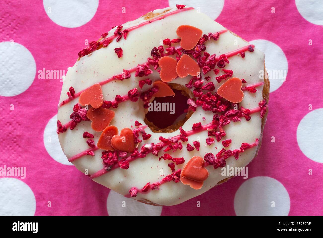 Love Nut Yumnut de M&S prêt pour la Saint-Valentin sur une serviette de table à pois roses – nourriture pour la saint-valentin de l'amour Banque D'Images