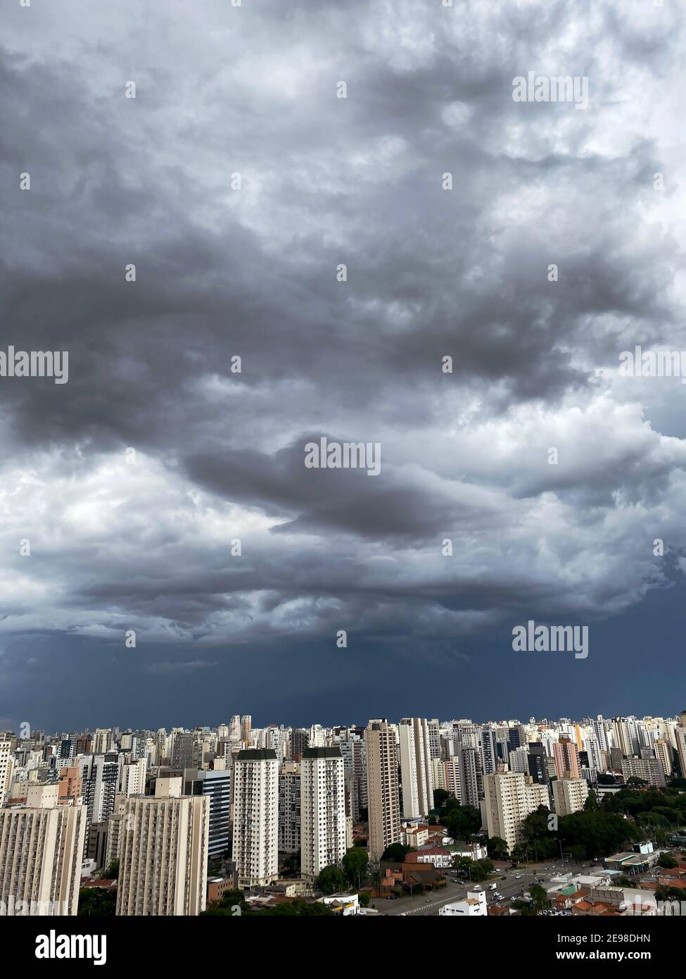 Tempête dans la grande ville. Banque D'Images