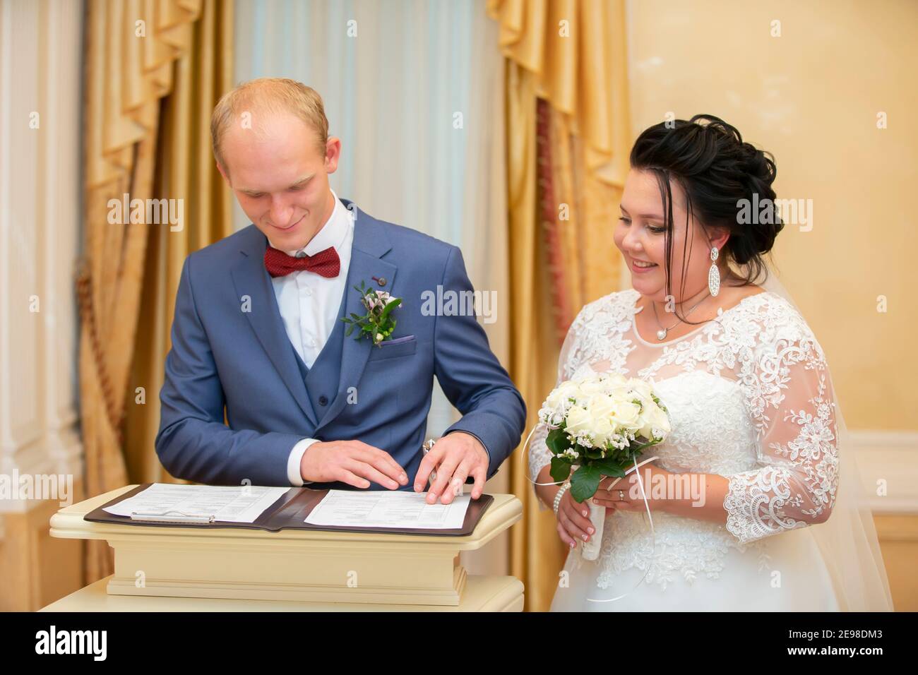 Cérémonie de mariage russe au bureau d'enregistrement. La mariée et le marié enregistrent leur mariage. Banque D'Images