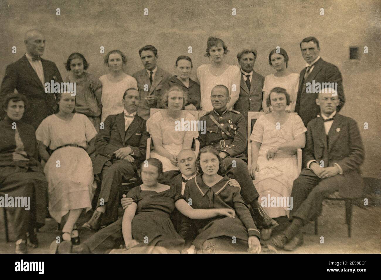 Lettonie - VERS les années 1920 : photo de groupe des invités de la fête. Ancienne photo d'archive historique. Quelques hommes en uniforme. Banque D'Images