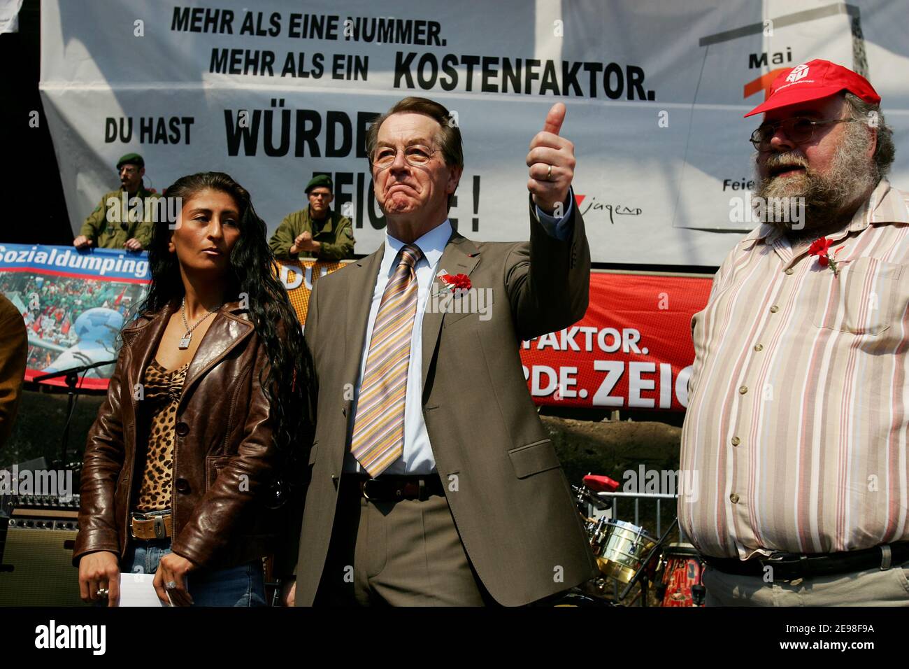 Le président du SPD Franz Müntefering a rejoint le rassemblement de la Fédération allemande des syndicats en mars de mai. La destination du cortège est le Landschaftspark Nord à Duisburg, où il s'est exprimé au milieu de fortes protestations du public. Les œufs volants ont été repoussés par les policiers avec leurs boucliers. Müntefering fait ensuite le tour des stands des syndicats, où il a une bière avec quelques camarades. Banque D'Images Le président du SPD Franz Müntefering a rejoint le rassemblement de la Fédération allemande des syndicats en mars de mai. La destination du cortège est le Landschaftspark Nord à Duisburg, où il s'est exprimé au milieu de fortes protestations du public. Les œufs volants ont été repoussés par les policiers avec leurs boucliers. Müntefering fait ensuite le tour des stands des syndicats, où il a une bière avec quelques camarades. Banque D'Images