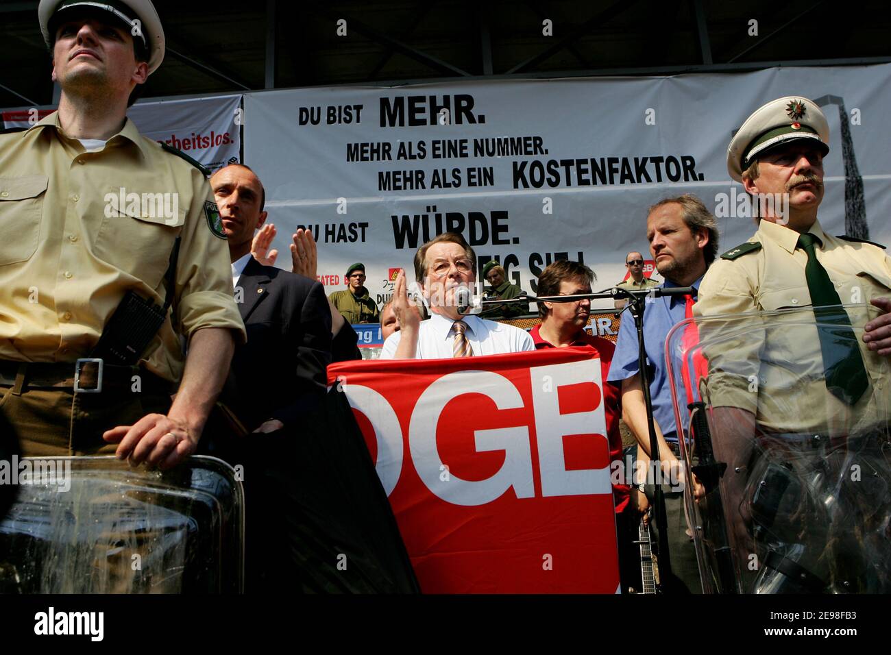 Le président du SPD Franz Müntefering a rejoint le rassemblement de la Fédération allemande des syndicats en mars de mai. La destination du cortège est le Landschaftspark Nord à Duisburg, où il s'est exprimé au milieu de fortes protestations du public. Les œufs volants ont été repoussés par les policiers avec leurs boucliers. Müntefering fait ensuite le tour des stands des syndicats, où il a une bière avec quelques camarades. Banque D'Images Le président du SPD Franz Müntefering a rejoint le rassemblement de la Fédération allemande des syndicats en mars de mai. La destination du cortège est le Landschaftspark Nord à Duisburg, où il s'est exprimé au milieu de fortes protestations du public. Les œufs volants ont été repoussés par les policiers avec leurs boucliers. Müntefering fait ensuite le tour des stands des syndicats, où il a une bière avec quelques camarades. Banque D'Images