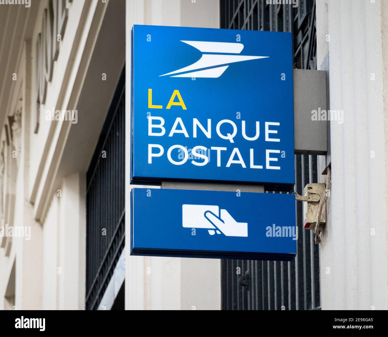 Panneau la Banque postale à Bayonne, France Photo Stock - Alamy