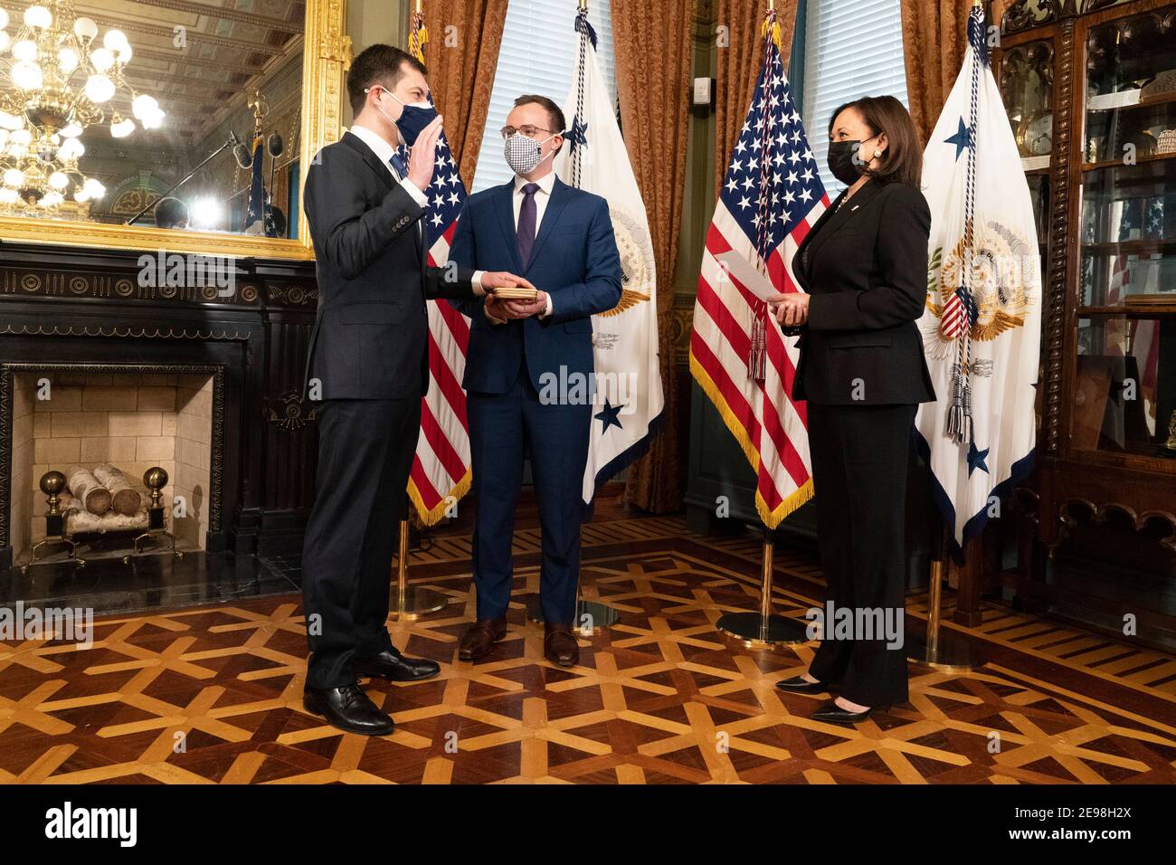 Le vice-président des États-Unis, Kamala Harris, administre le serment d'office du secrétaire américain aux Transports, Pete Buttigieg, dans le bureau de cérémonie du vice-président à la Maison Blanche à Washington, DC, le mercredi 3 février 2021. Tenir la bible est son mari Chasten.Credit: Chris Kleponis/Pool via CNP /MediaPunch Banque D'Images