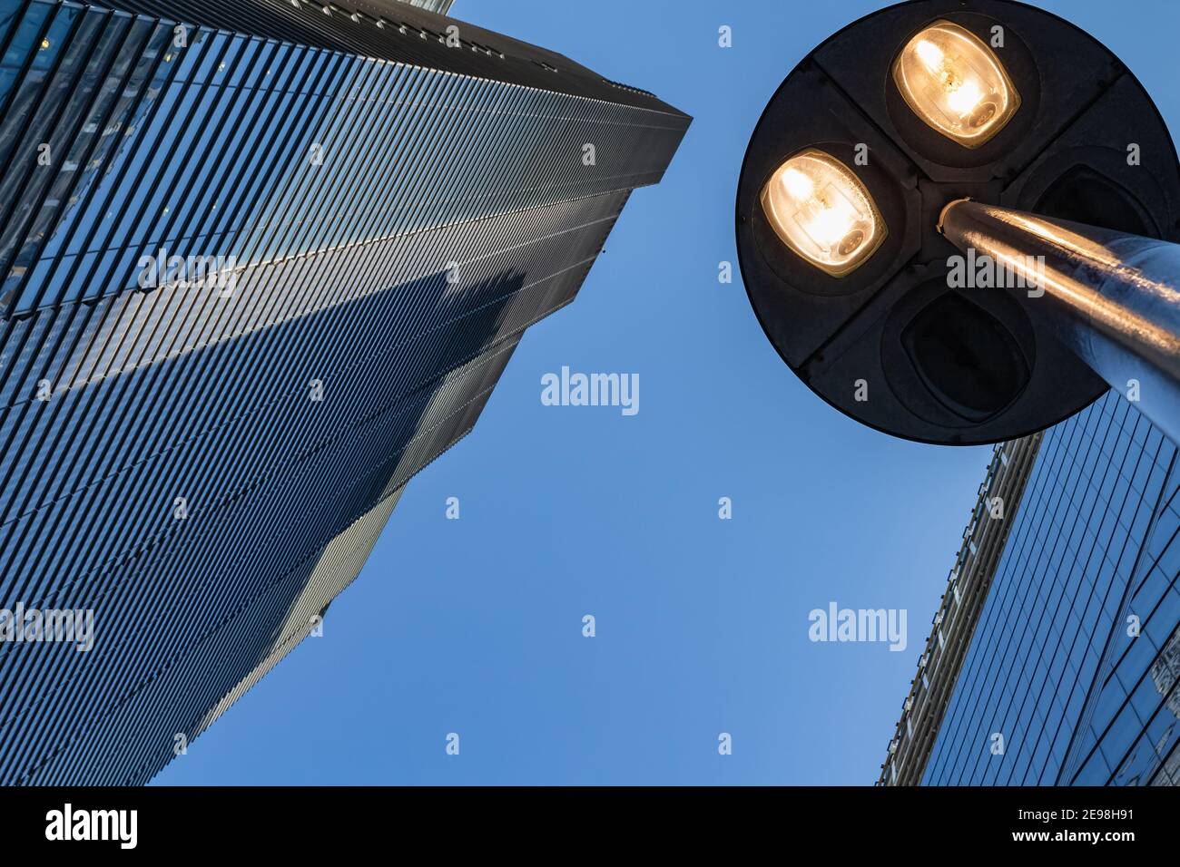 Fenêtres de gratte-ciel bâtiment de bureau d'affaires avec lampe de rue à l'avant, bâtiments d'entreprise dans la ville. Banque D'Images