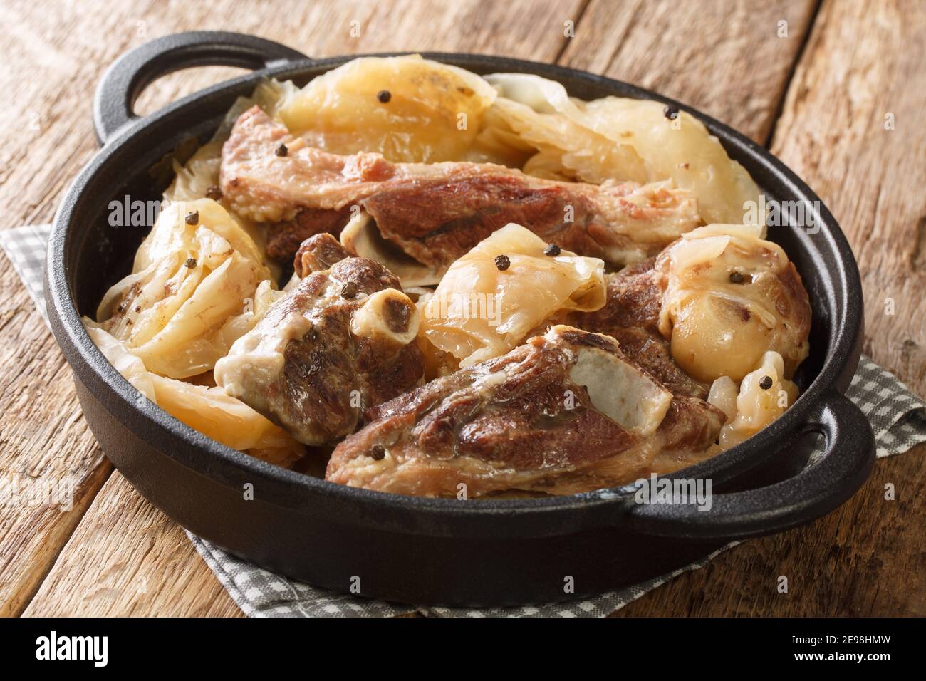 Cuisine norvégienne ragoût d'agneau au chou et au poivre dans une casserole sur la table. Horizontale Banque D'Images