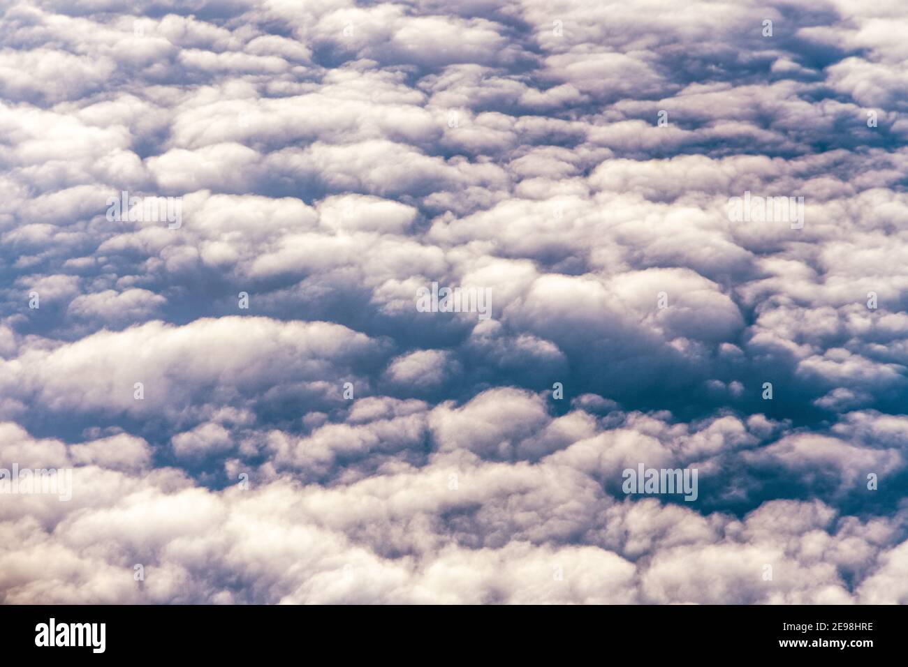 Motif de nuages vu d'une vue en grand angle. Image en tons Banque D'Images