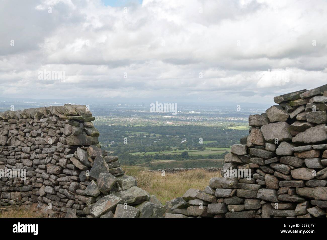 Tempête d'été passant à travers Manchester vue de près de Bowstonegate Lyme Handley Lyme Park Disley Cheshire Angleterre Banque D'Images