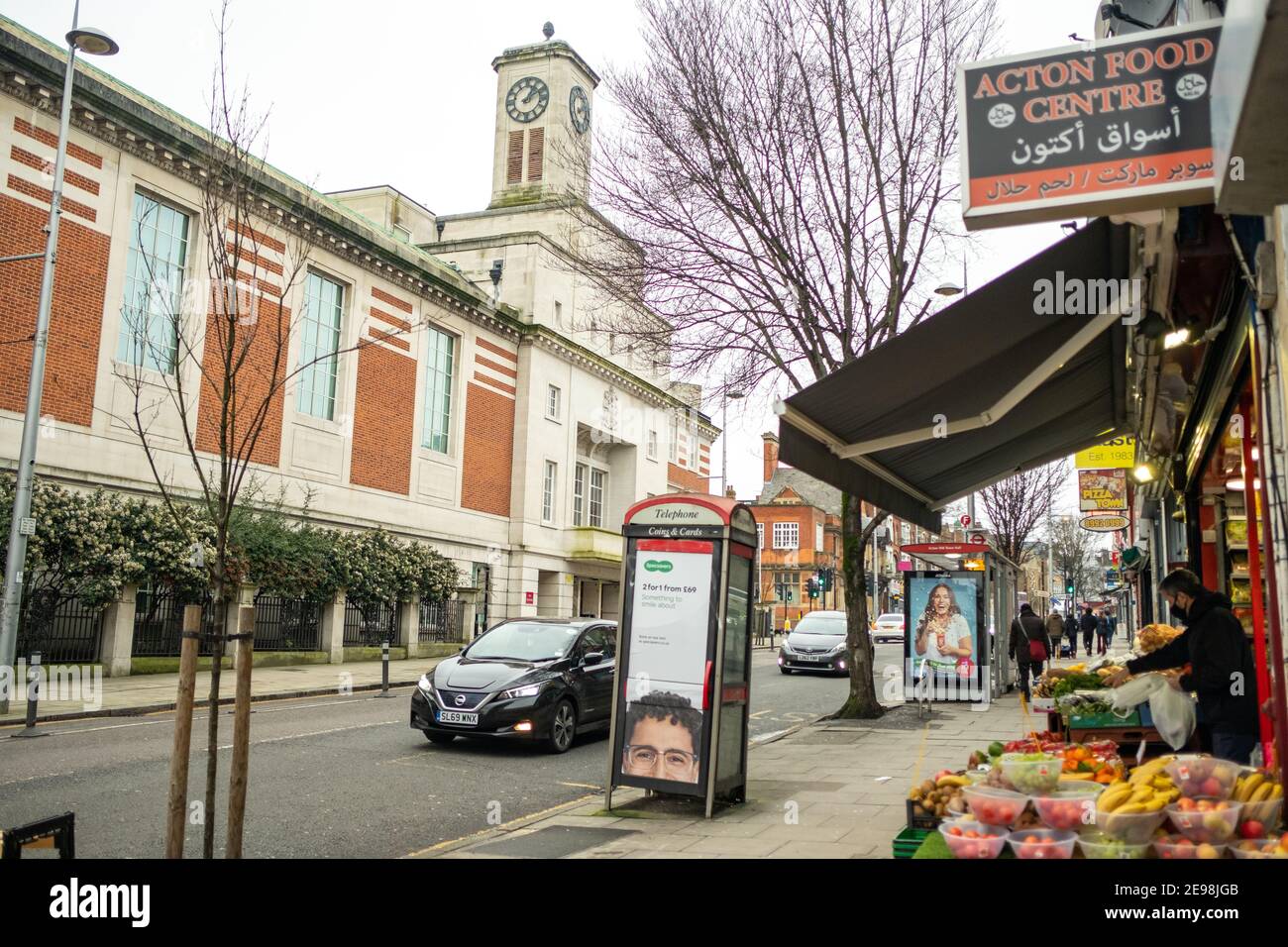 Acton, Londres : scène de rue d'Acton Town avec l'hôtel de ville et une épicerie Banque D'Images