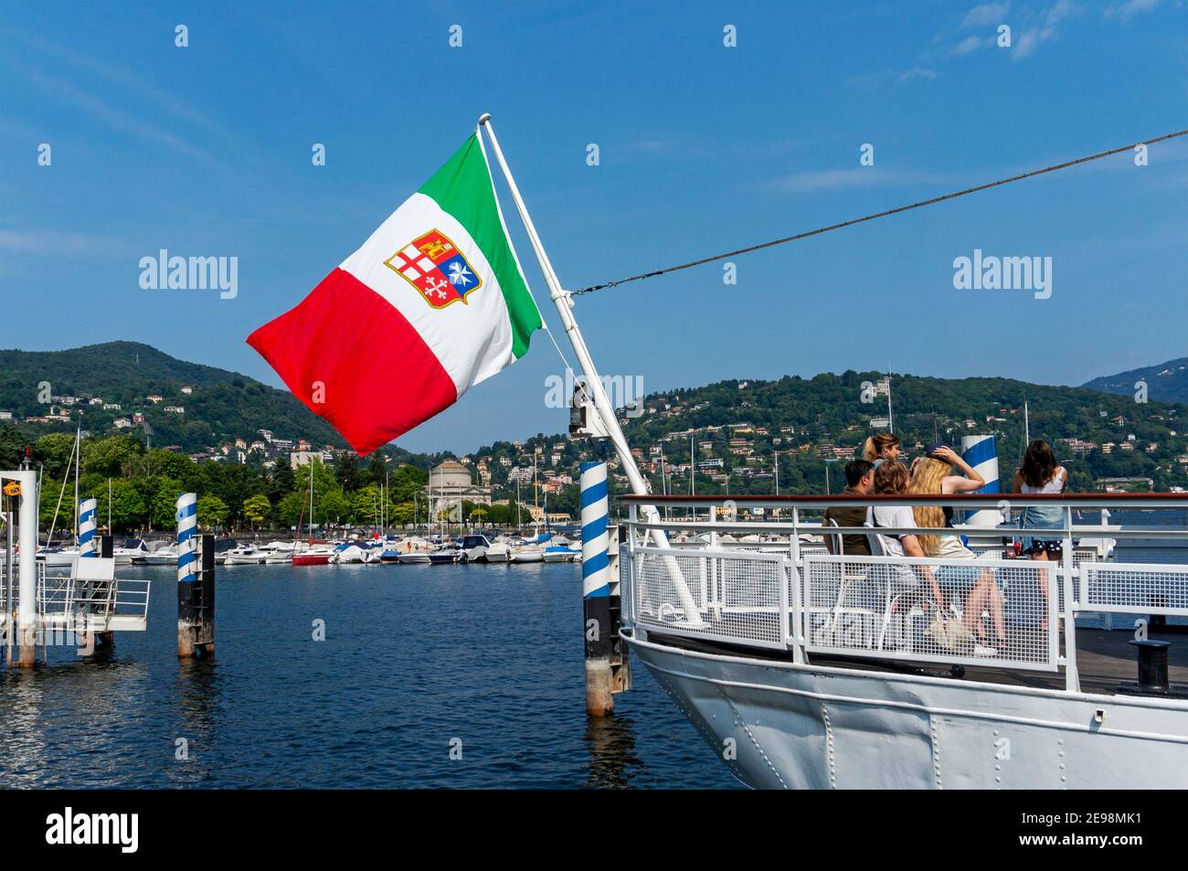 Drapeau nautique italien à la poupe d'un bateau et d'un groupe de touristes dans le lac de Côme, Côme, Italie Banque D'Images