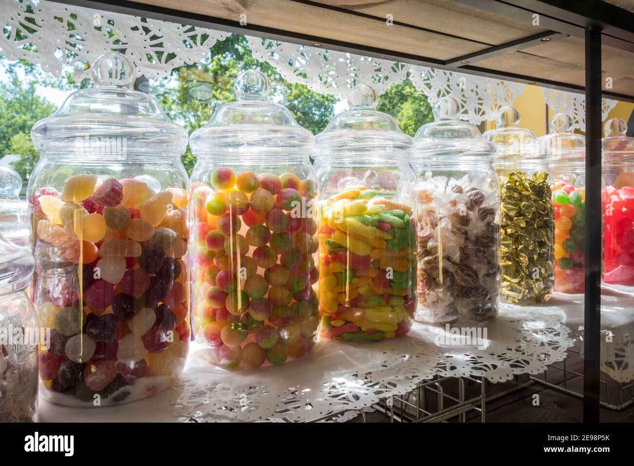 Pots de bonbons dans une fenêtre de magasin Banque D'Images