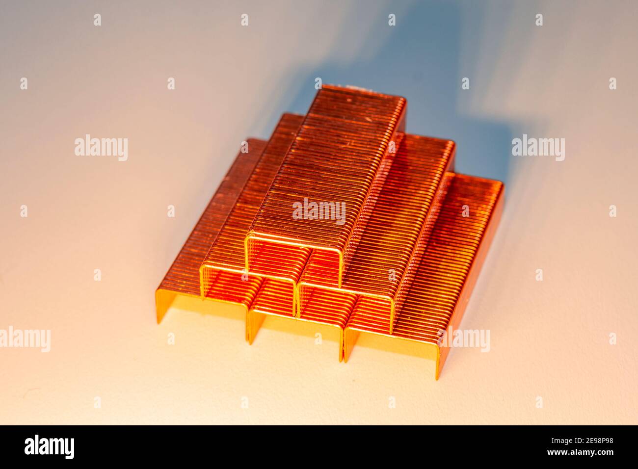 Agrafes à fermeture photographiées gros plan dans des tons blancs. Six groupes d'agrafes en cuivre placés en diagonale et formant une pyramide. Banque D'Images