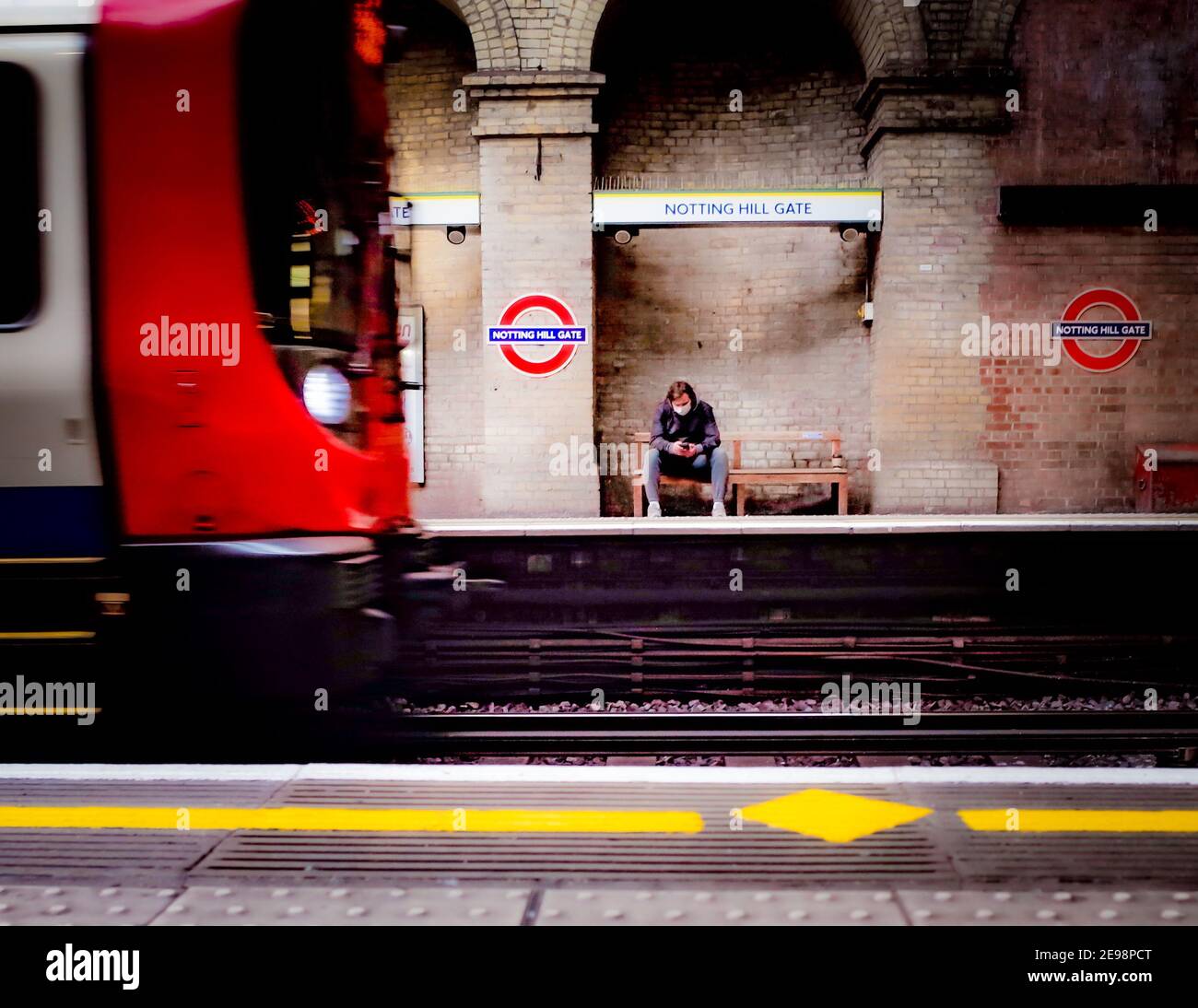 Londres - plate-forme de Notting Hill Gate Station. Une station de métro de Londres dans l'ouest de Londres Banque D'Images