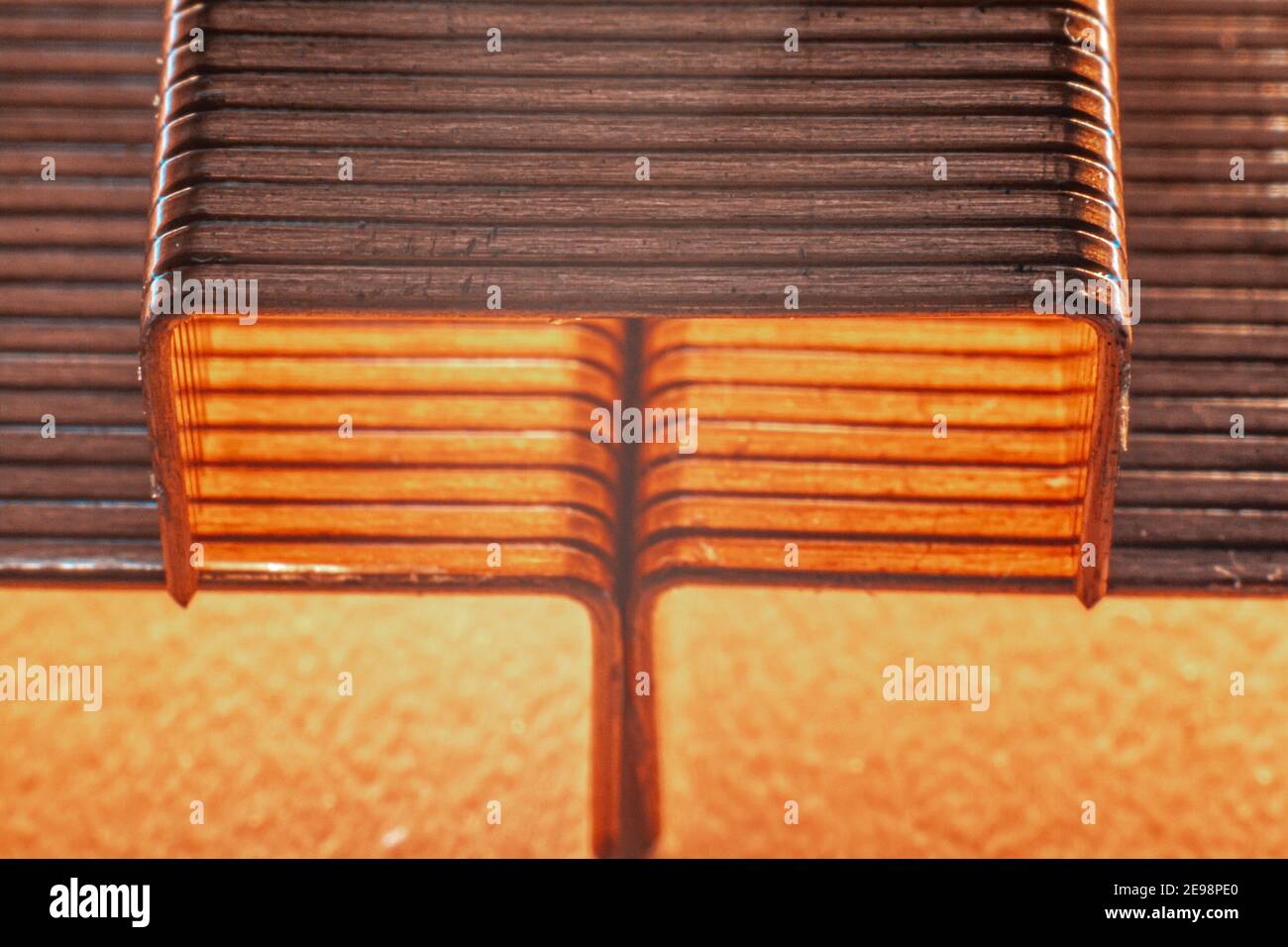 Agrafes à fermeture en gros plan photographiées dans des tons bruns. Trois groupes d'agrafes en cuivre disposés en forme de pyramide Banque D'Images