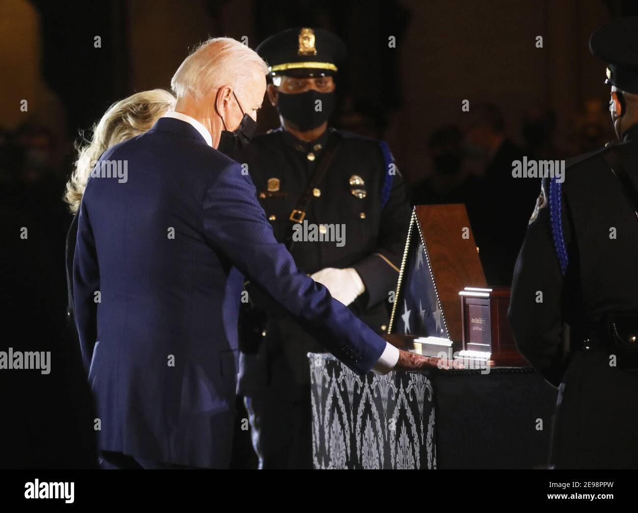 Le président américain Joe Biden et la première dame Jill Biden respectent Brian Sicknick, agent de police du Capitole des États-Unis, Qui est décédé le 7 janvier des blessures qu'il a subies pendant la protection du Capitole des États-Unis pendant l'attaque du 6 janvier sur le bâtiment, comme il est en honneur au Capitole des États-Unis à Washington, États-Unis, le 2 février 2021. Crédit: Leah Milis/Pool via CNP/MediaPunch Banque D'Images