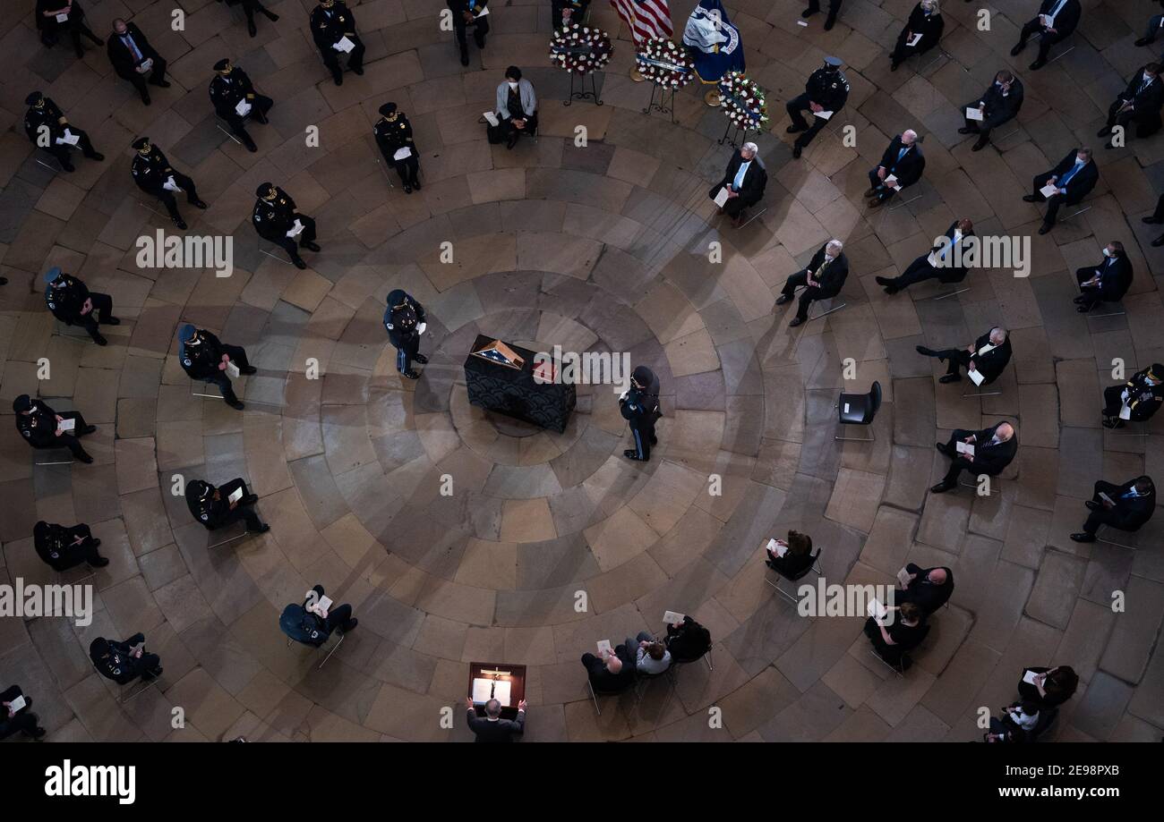 Le chef de la majorité au Sénat Charles Schumer, de New York, prononce un discours lors du service commémoratif du policier de Capitol Hill, Brian Sicknick, qui réside en honneur dans la rotonde du Capitole des États-Unis à Washington, DC, le mardi 3 février 2021. Sicknick est mort d'injures subies lors de l'émeute de janvier 6 au Capitole des États-Unis. Crédit : Kevin Dietsch/Pool via CNP | utilisation dans le monde entier Banque D'Images