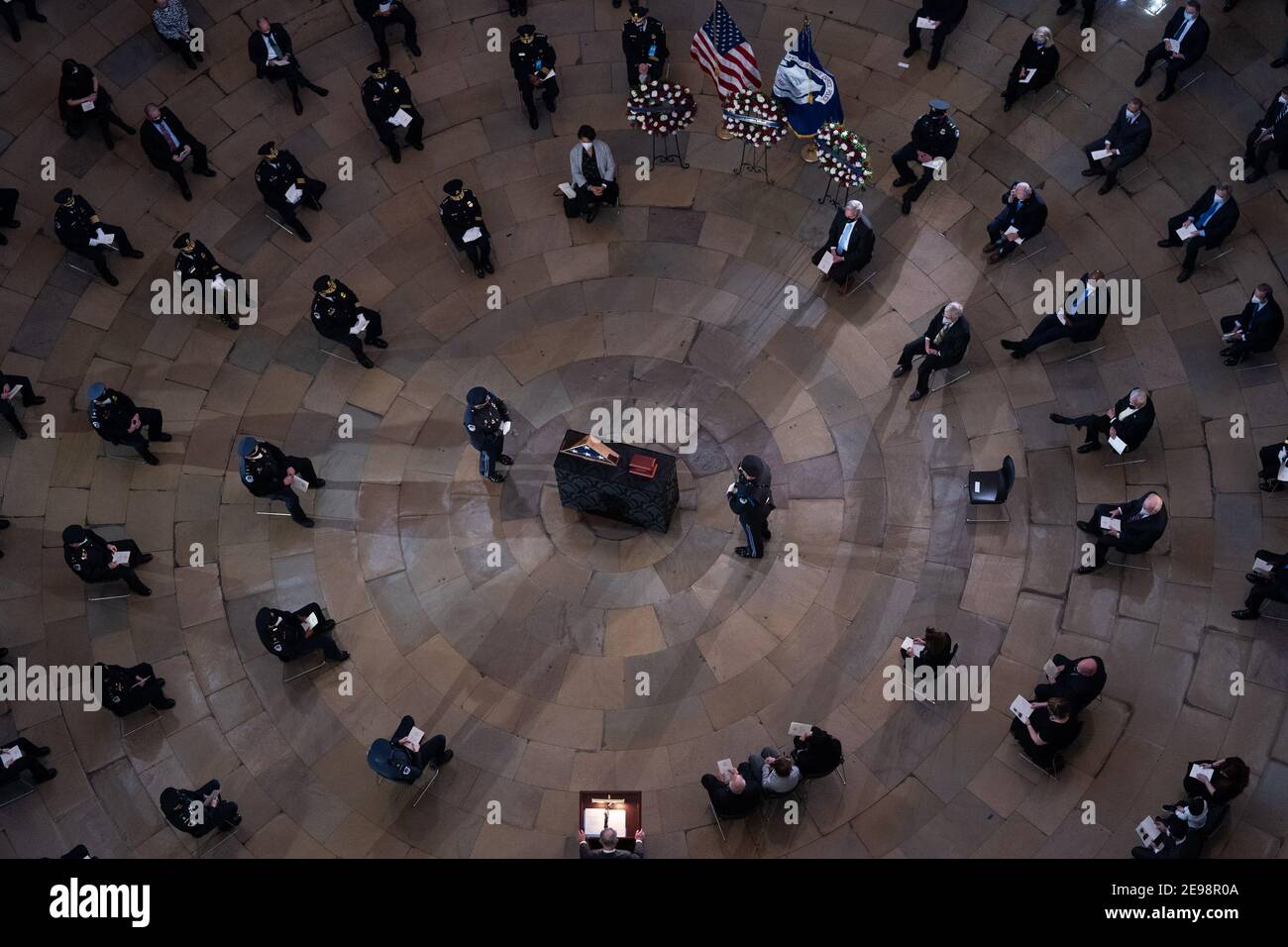 Le chef de la majorité au Sénat Charles Schumer, de New York, prononce un discours lors du service commémoratif du policier de Capitol Hill, Brian Sicknick, qui réside en honneur dans la rotonde du Capitole des États-Unis à Washington, DC, le mardi 3 février 2021. Sicknick est mort d'injures subies lors de l'émeute de janvier 6 au Capitole des États-Unis. Crédit : Kevin Dietsch/Pool via CNP | utilisation dans le monde entier Banque D'Images