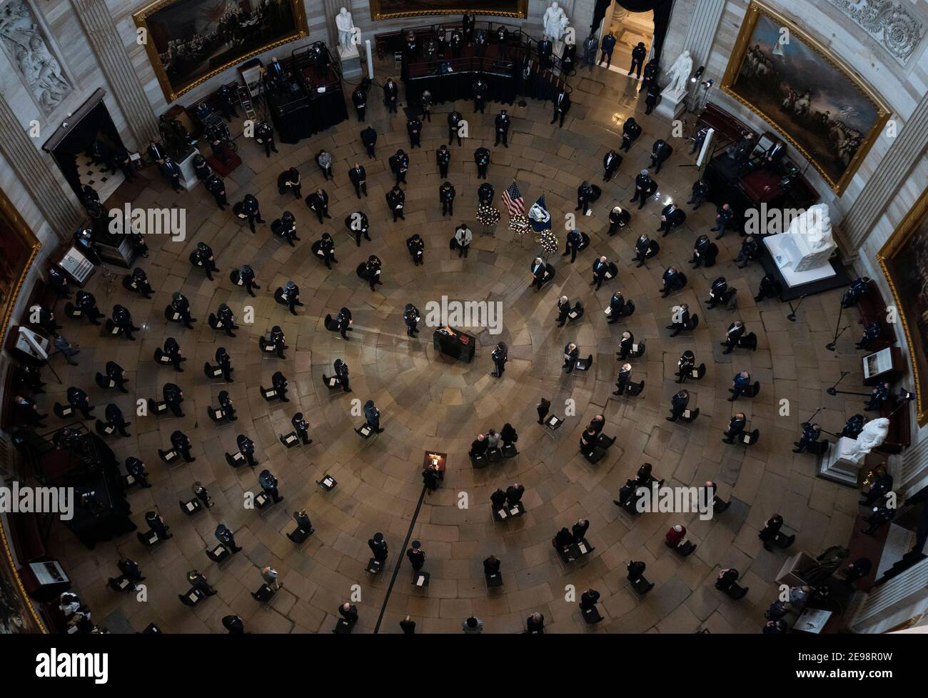 Le chef de la majorité au Sénat Charles Schumer, de New York, prononce un discours lors du service commémoratif du policier de Capitol Hill, Brian Sicknick, qui réside en honneur dans la rotonde du Capitole des États-Unis à Washington, DC, le mardi 3 février 2021. Sicknick est mort d'injures subies lors de l'émeute de janvier 6 au Capitole des États-Unis. Crédit : Kevin Dietsch/Pool via CNP | utilisation dans le monde entier Banque D'Images