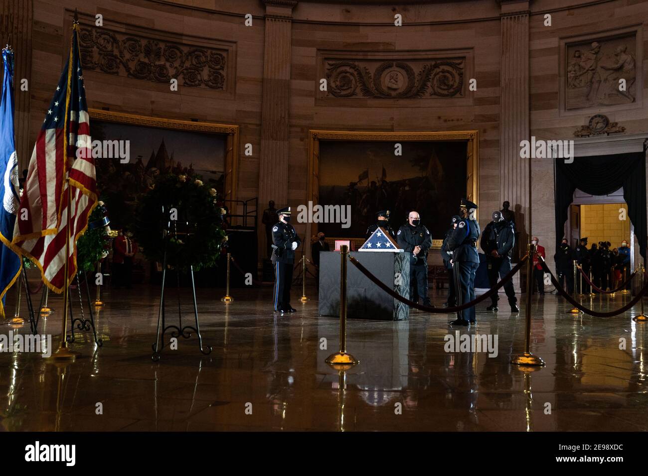 Les officiers de police du Capitole rendent hommage à l'officier Brian Sicknick, qui est décédé des suites de blessures subies lors de l'insurrection du 6 janvier et dont les restes ont été remis en honneur à la rotonde du Capitole, au Capitole, à Washington, le 3 février 2020. (Photo par Anna Moneymaker/Pool/Sipa USA) Banque D'Images