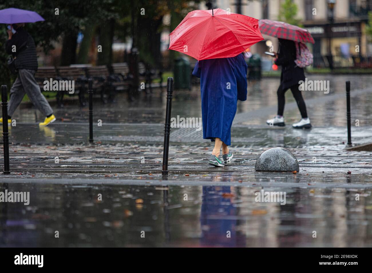 Lviv, Ukraine - 30 septembre 2020 : femme âgée portant des baskets Nike et  un parapluie rouge marchant dans la rue des pluies Photo Stock - Alamy