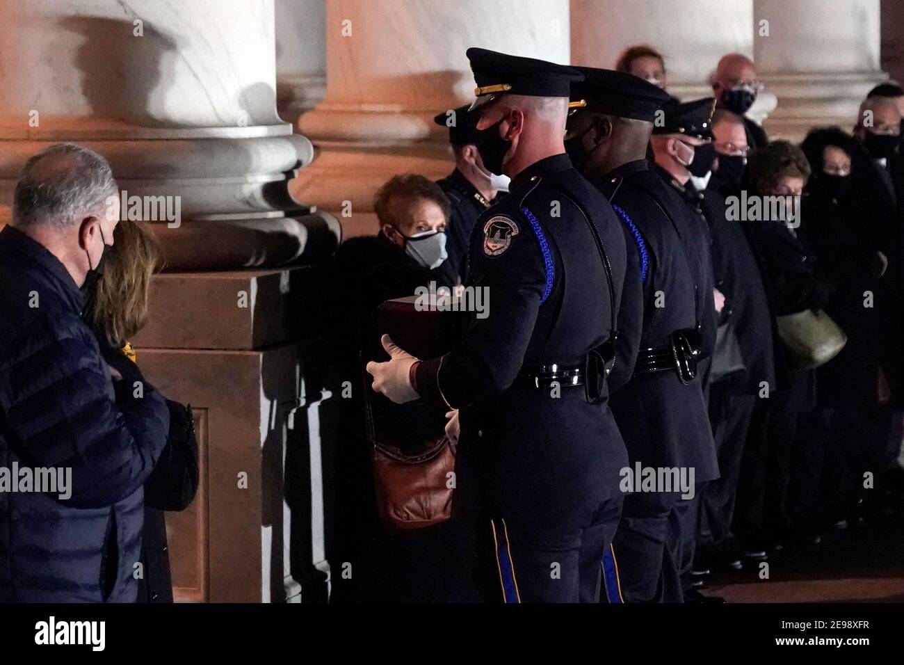 Un garde d'honneur porte une urne avec les restes incinérés de l'officier de police du Capitole des États-Unis Brian Sicknick et un drapeau américain plié sur les marches du Capitole des États-Unis pour se trouver en honneur dans la Rotunda, le mardi 2 février 2021, à Washington. (Photo par Alex Brandon/Pool/Sipa USA) Banque D'Images