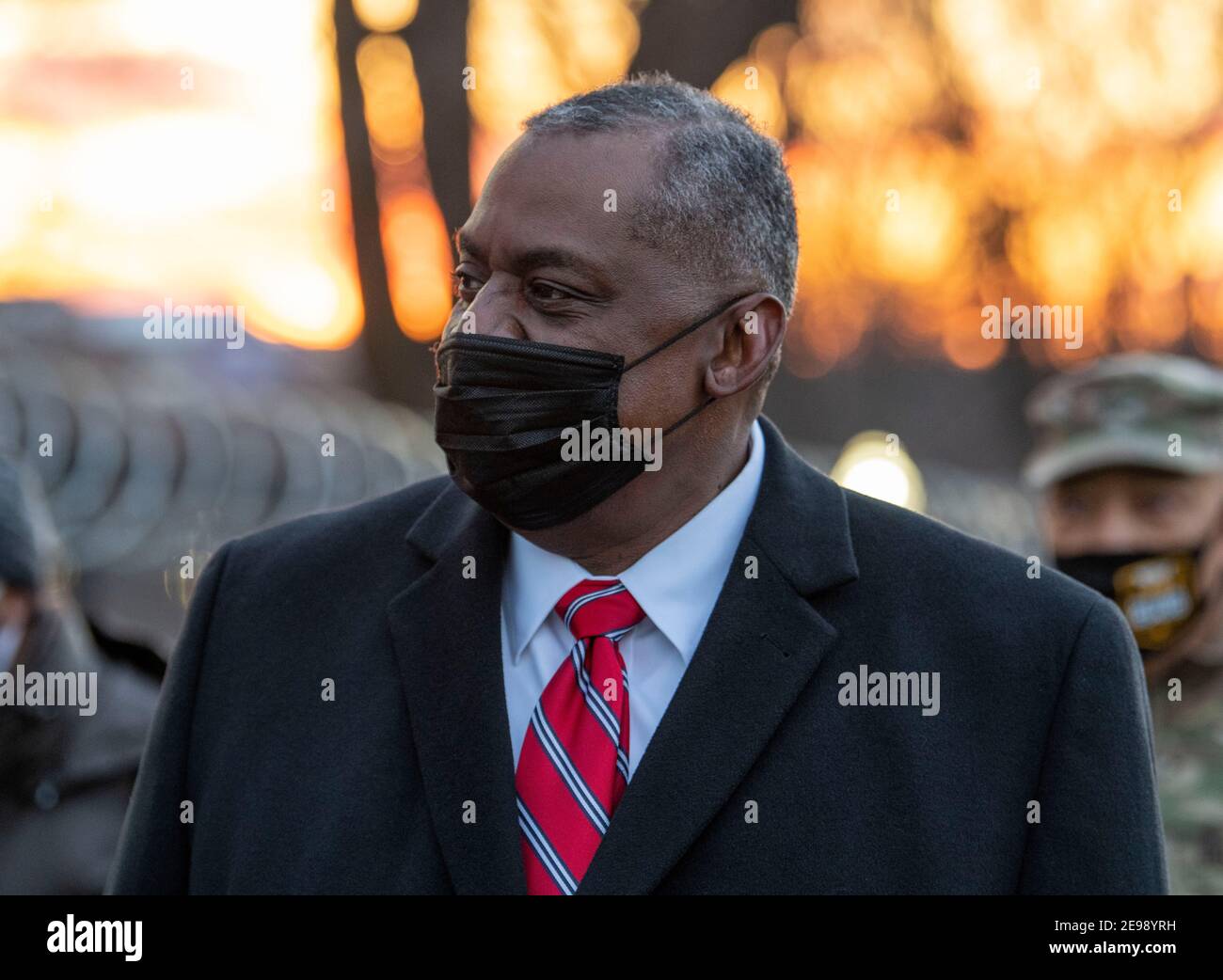 Le secrétaire américain à la Défense, Lloyd J. Austin III, s'entretient avec des gardes nationaux qui participent à la sécurité au Capitole des États-Unis le 29 janvier 2021 à Washington, DC. Banque D'Images