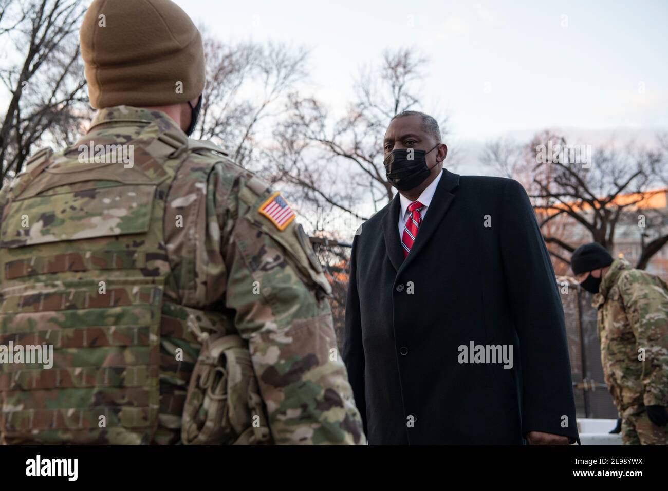 Le secrétaire américain à la Défense, Lloyd J. Austin III, s'entretient avec les gardes nationaux de l'Indiana qui participent à la sécurité dans le bâtiment du Capitole des États-Unis le 29 janvier 2021 à Washington, DC. Banque D'Images