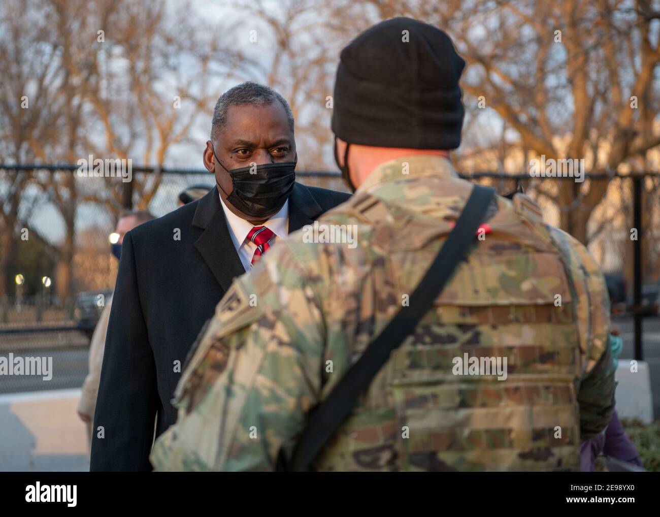 Le secrétaire américain à la Défense, Lloyd J. Austin III, s'entretient avec les gardes nationaux du Michigan qui participent à la sécurité au Capitole des États-Unis le 29 janvier 2021 à Washington, DC. Banque D'Images