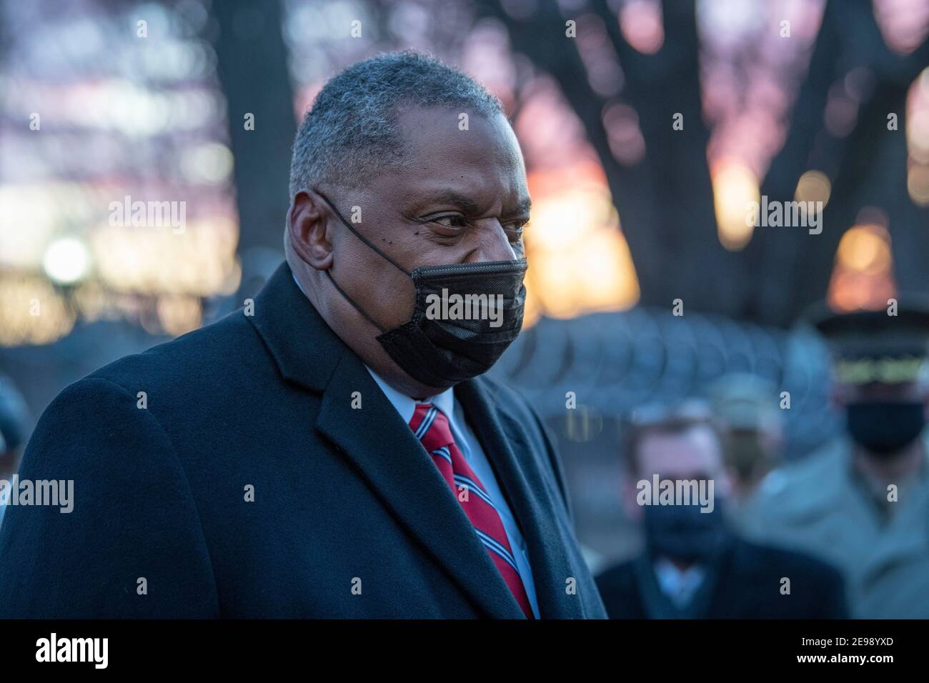 Le secrétaire américain à la Défense, Lloyd J. Austin III, s'entretient avec des gardes nationaux qui participent à la sécurité au Capitole des États-Unis le 29 janvier 2021 à Washington, DC. Banque D'Images