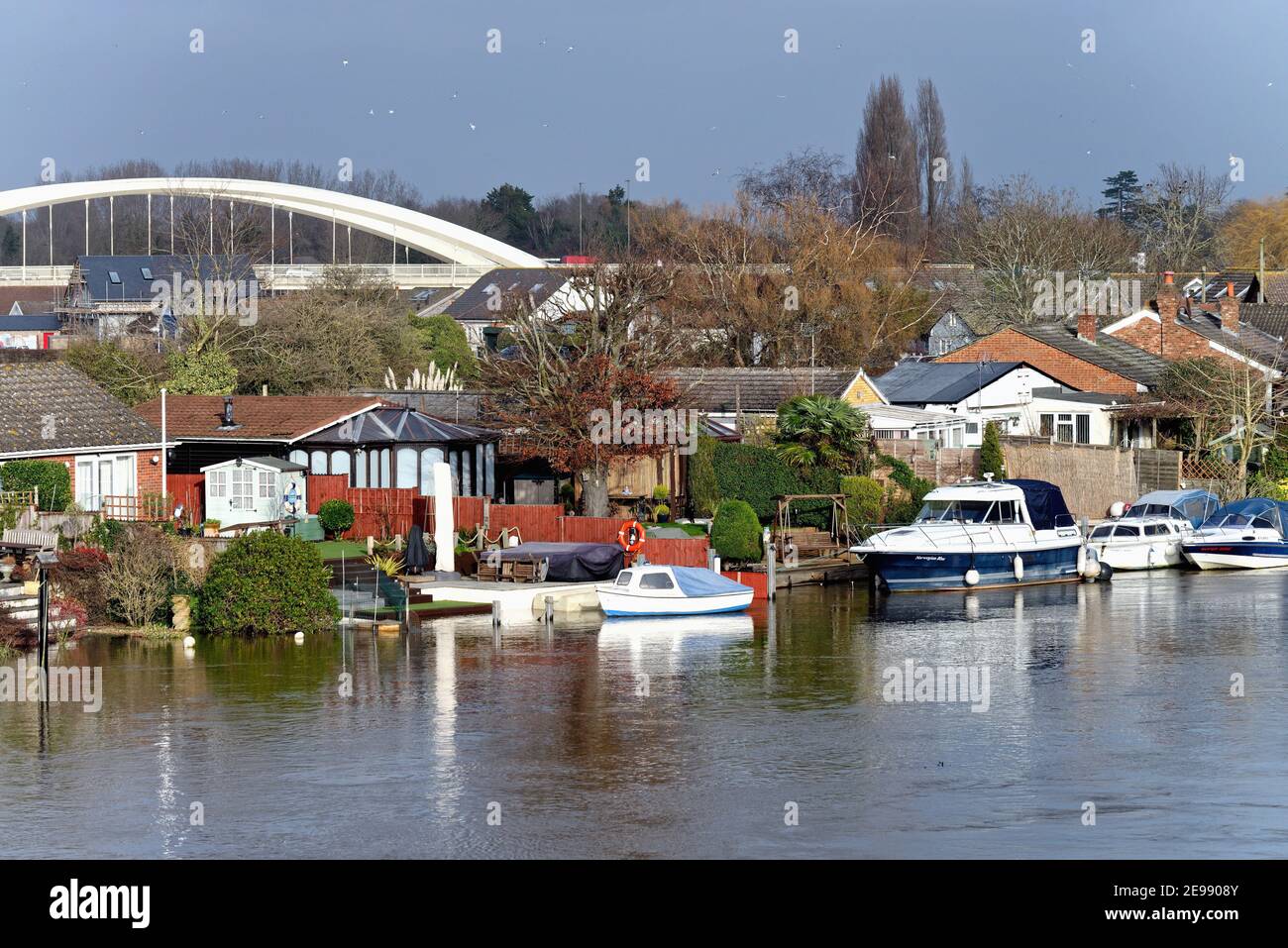 Maisons privées au bord de la rivière sur la Tamise Meadow, avec vue sur Walton Côté de la rivière Shepperton Angleterre Royaume-Uni Banque D'Images