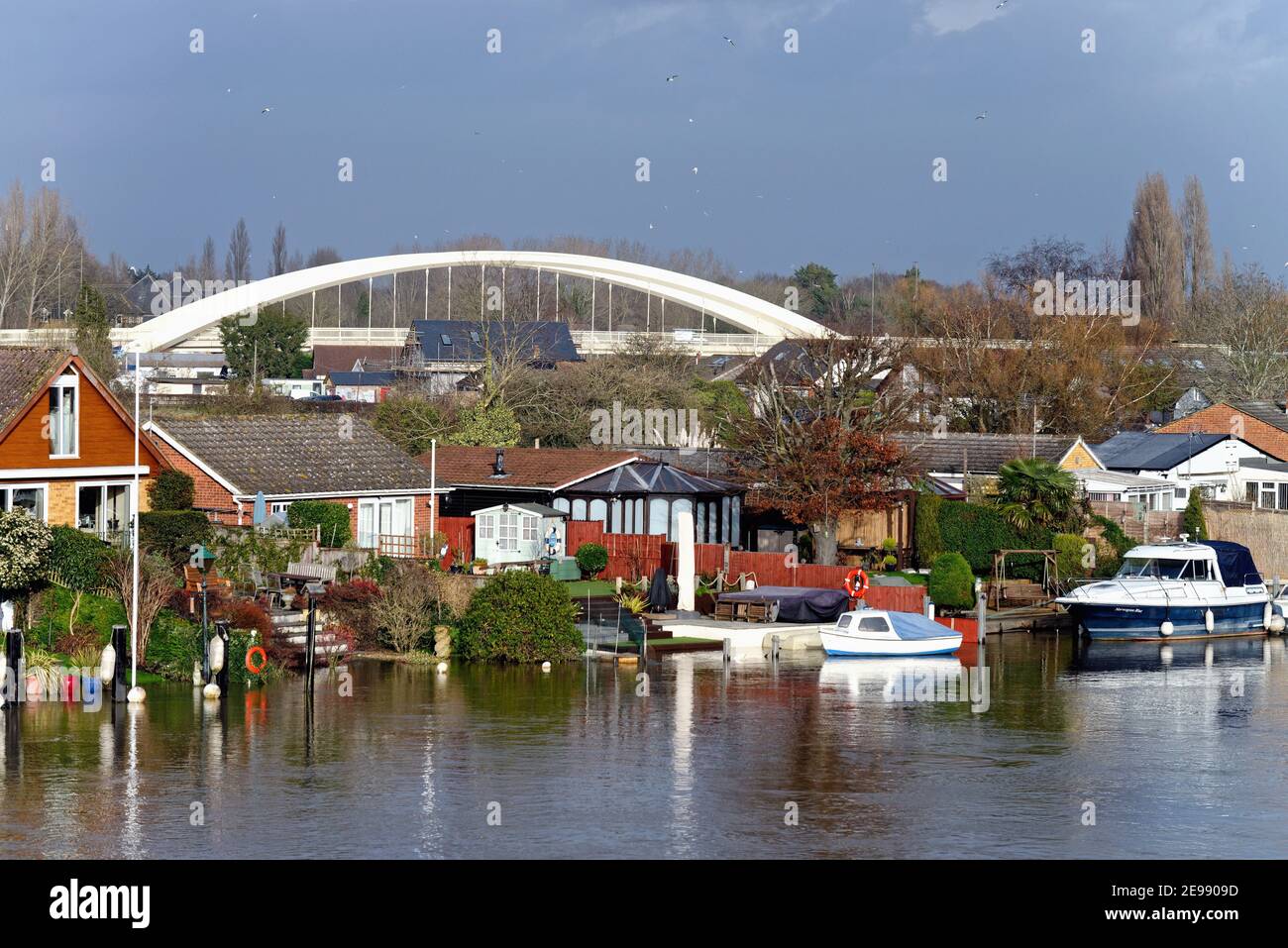 Maisons privées au bord de la rivière sur la Tamise Meadow, avec vue sur Walton Côté de la rivière Shepperton Angleterre Royaume-Uni Banque D'Images
