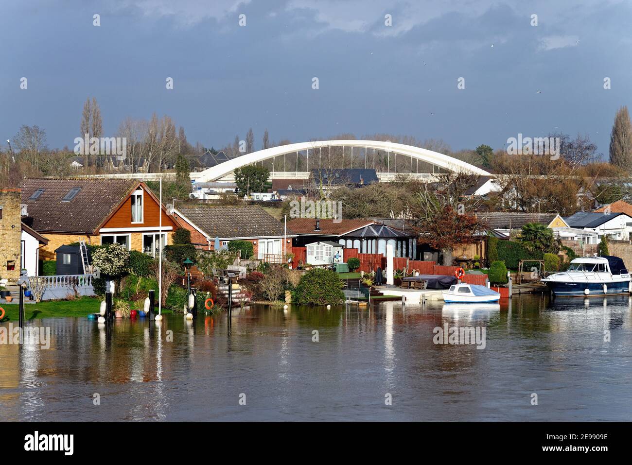 Maisons privées au bord de la rivière sur la Tamise Meadow, avec vue sur Walton Côté de la rivière Shepperton Angleterre Royaume-Uni Banque D'Images