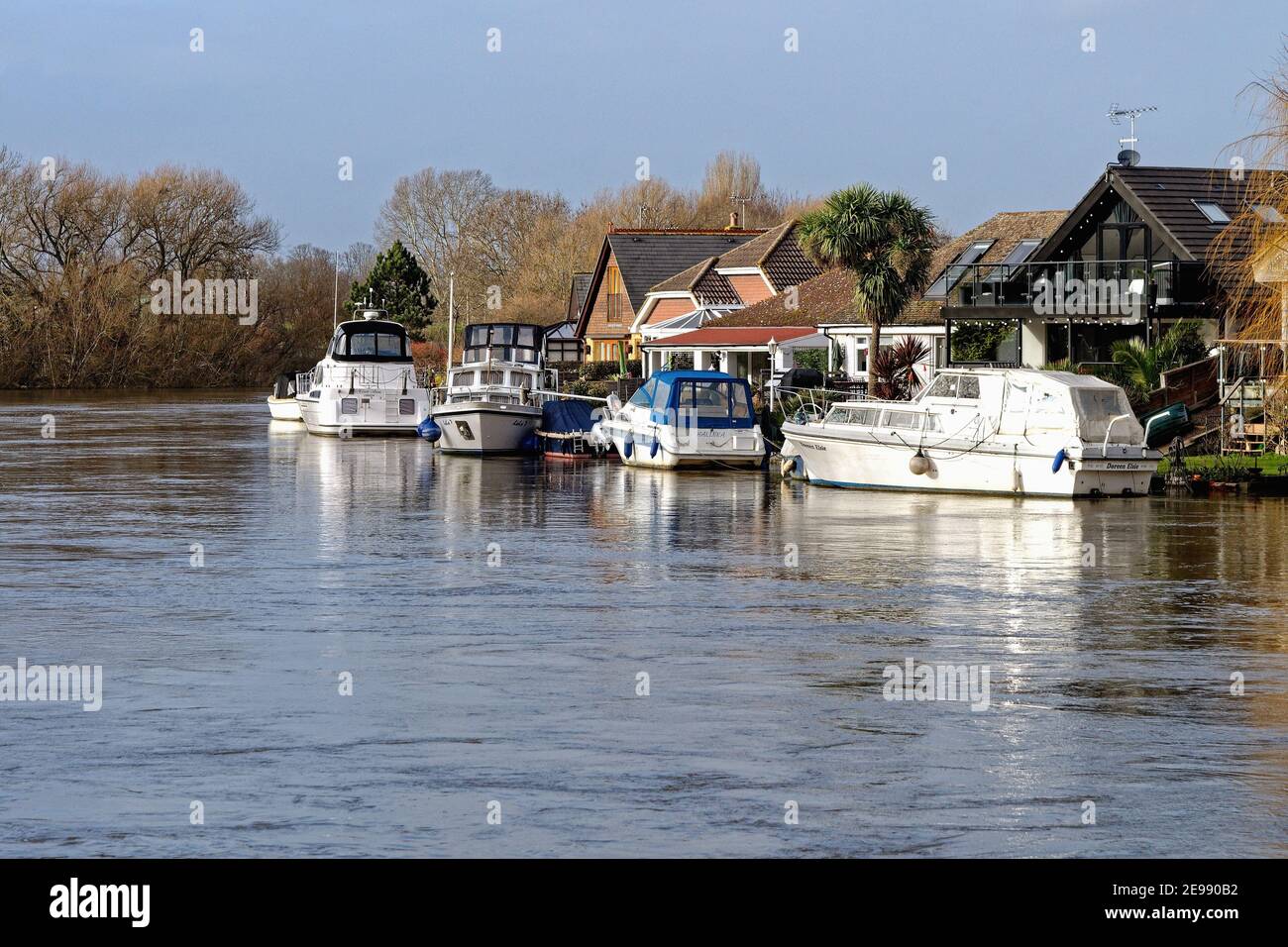 Maisons privées au bord de la rivière sur la Tamise Meadow, avec vue sur Walton Côté de la rivière Shepperton Angleterre Royaume-Uni Banque D'Images