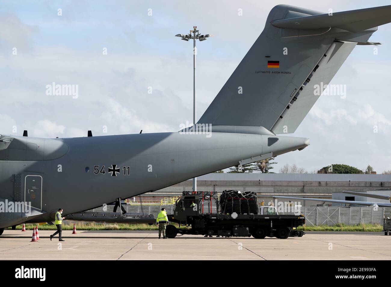 3 février 2021, Lisbonne, Portugal : le LisbonÃs février 2021, l'équipement médical est déchargé d'un avion de transport militaire Airbus A400M de l'armée de l'air allemande à l'aéroport militaire de 3, au Portugal. L'Allemagne envoie 26 professionnels de la santé et des fournitures médicales dans le cadre d'une mission de secours pour lutter contre la pandémie de Covid-19 au Portugal. Dans la première phase, l'aide doit s'étendre sur une période de 21 jours. (Image crédit : © Pedro Fiuza/ZUMA Wire) Banque D'Images