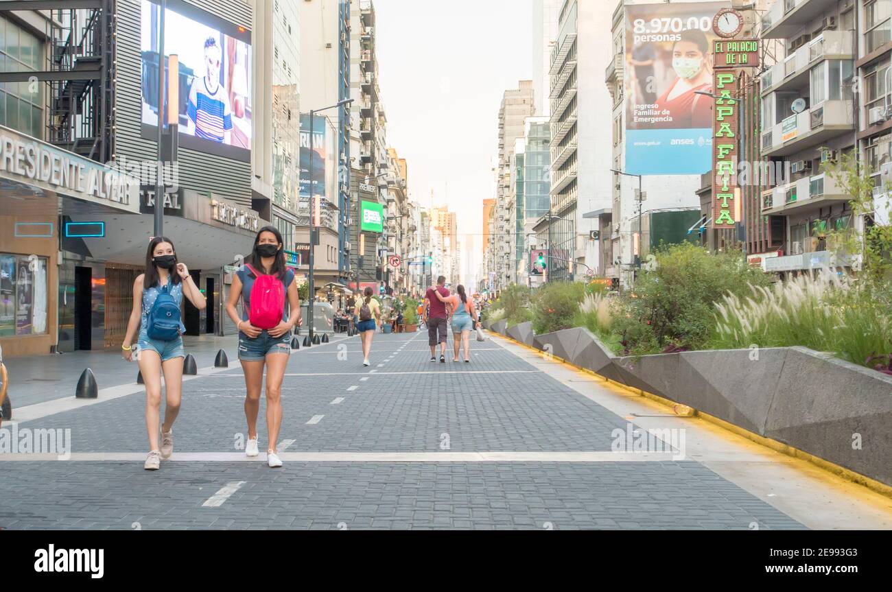 Les personnes portant des masques de visage marchent le long de l'avenue Corrientes à Buenos Aires, en Argentine, pendant la pandémie Covid-19 Banque D'Images
