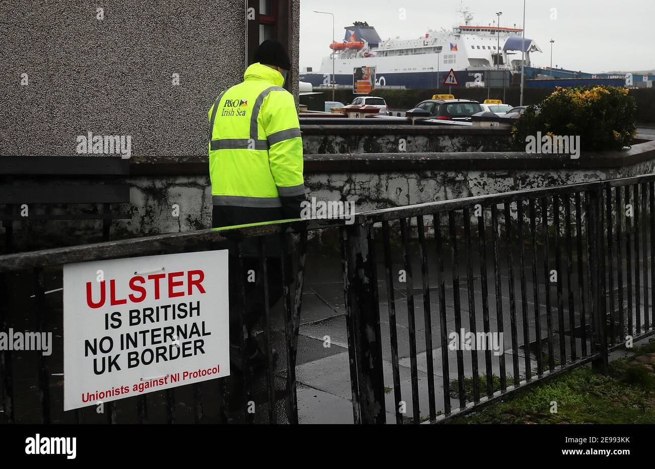 Un panneau anti-Brexit près de l'entrée du port de Larne. Le DUP a rejeté les affirmations selon lesquelles il exacerbe les tensions sur le commerce de la mer d'Irlande dans un effort pour faire sortir du contentieux le Protocole d'Irlande du Nord du Brexit. Les inspections physiques des marchandises entrant en Irlande du Nord en provenance de Grande-Bretagne, qui sont requises par le protocole, ont été suspendues en raison de menaces et d'intimidations du personnel. Date de la photo: Mercredi 3 février 2021. Voir l'histoire de l'AP POLITIQUE Brexit. Le crédit photo devrait se lire comme suit : Brian Lawless/PA Wire Banque D'Images